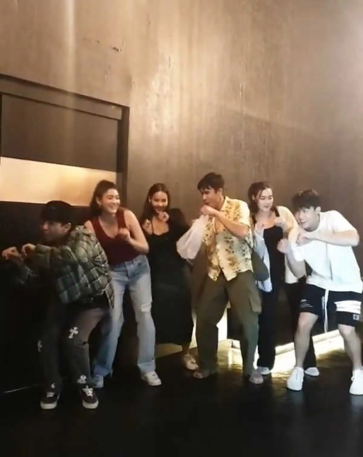 3 คู่รักซุปตาร์ ออกสเต็ปแดนซ์ในเพลง ก้มต่ำ โชว์ลีลาน่ารักเกินห้ามใจ