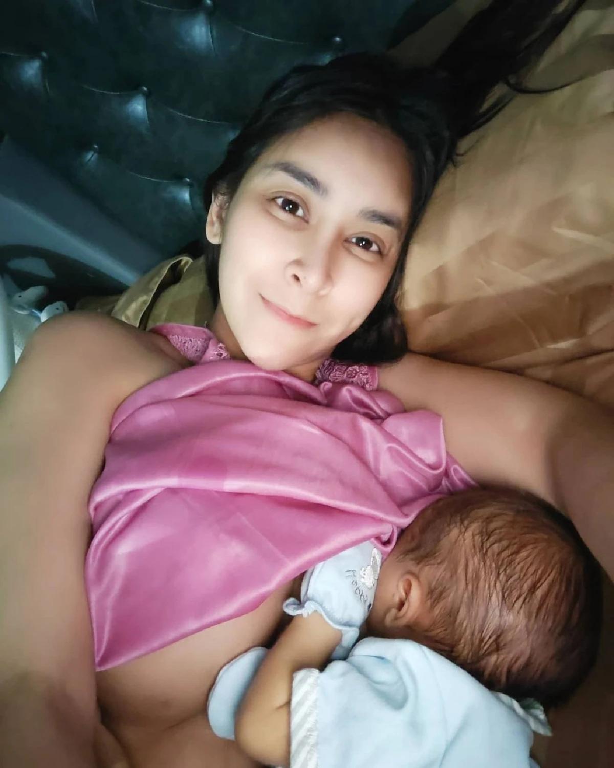 "ใหม่ สุคนธวา" เผยภาพถ่ายสุดเอ็กซ์คลูซีฟ  บันทึกโมเมนต์นอนให้นมลูก สุขจนลืมเจ็บ! 