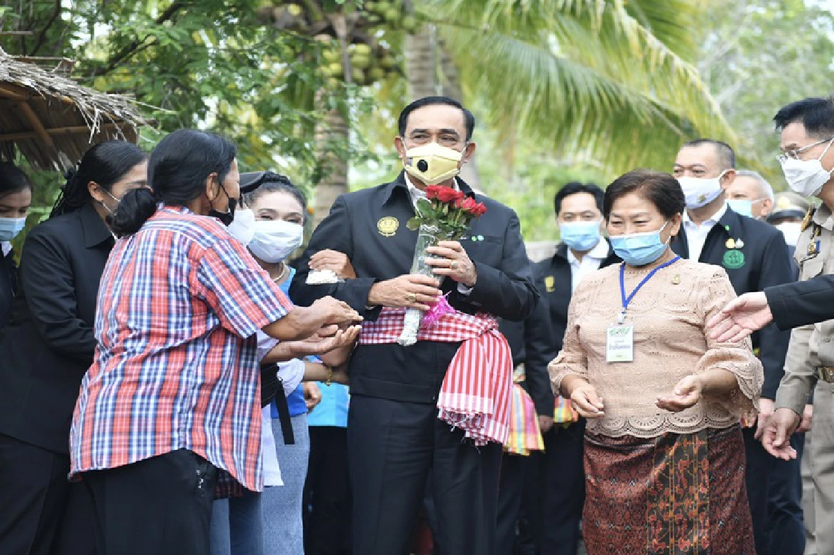 "บิ๊กตู่"อารมณ์ดี ลงพื้นที่สมุทรสงคราม สักการะหลวงพ่อวัดบ้านแหลม ก่อนลุ้นผลคดีบ้านพักทหาร