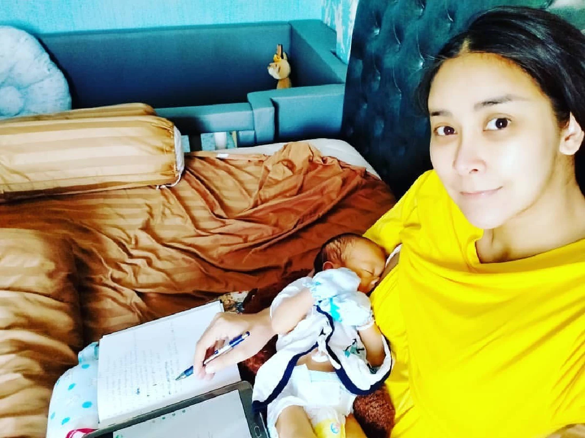 "ใหม่ สุคนธวา" เผยภาพถ่ายสุดเอ็กซ์คลูซีฟ  บันทึกโมเมนต์นอนให้นมลูก สุขจนลืมเจ็บ! 