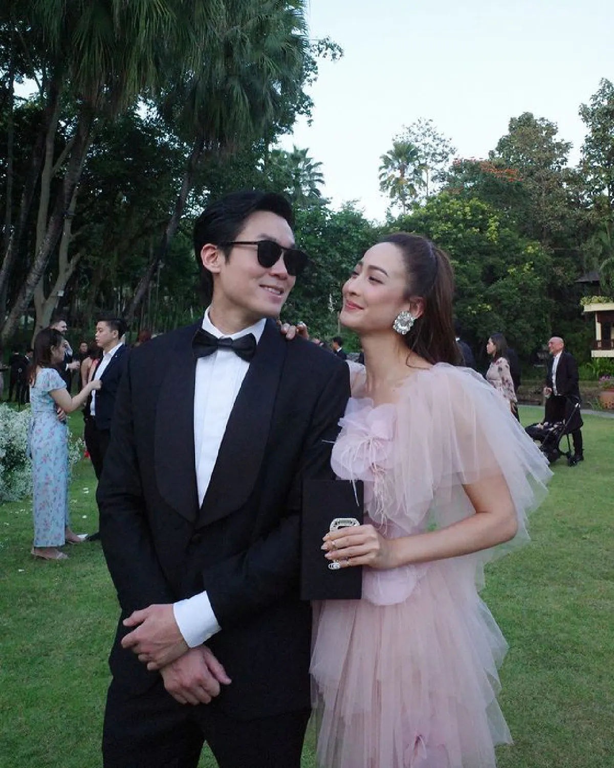 ส่องภาพ แต้ว ณฐพร-ไฮโซณัย จูงมือสวีทกลางทุ่งดอกไม้ที่เชียงใหม่