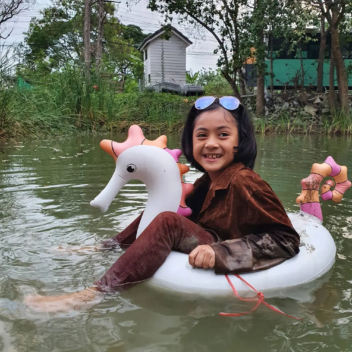 แอบแซ่บ! แน็ก ชาลี ฉลองล้านวิว..ด้วยเซ็ตอาหารเช้าลอยน้ำครั้งแรกในชีวิต