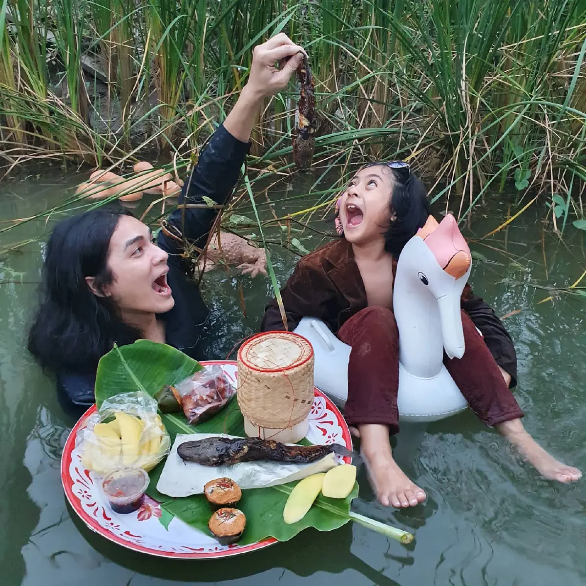 แอบแซ่บ! แน็ก ชาลี ฉลองล้านวิว..ด้วยเซ็ตอาหารเช้าลอยน้ำครั้งแรกในชีวิต