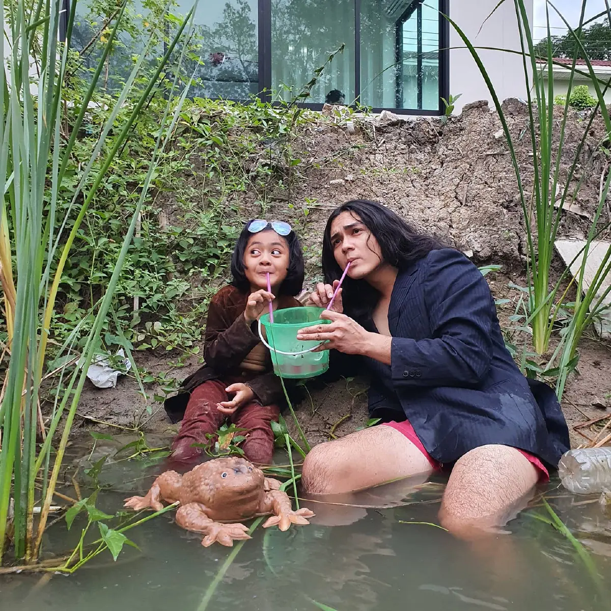 แอบแซ่บ! แน็ก ชาลี ฉลองล้านวิว..ด้วยเซ็ตอาหารเช้าลอยน้ำครั้งแรกในชีวิต