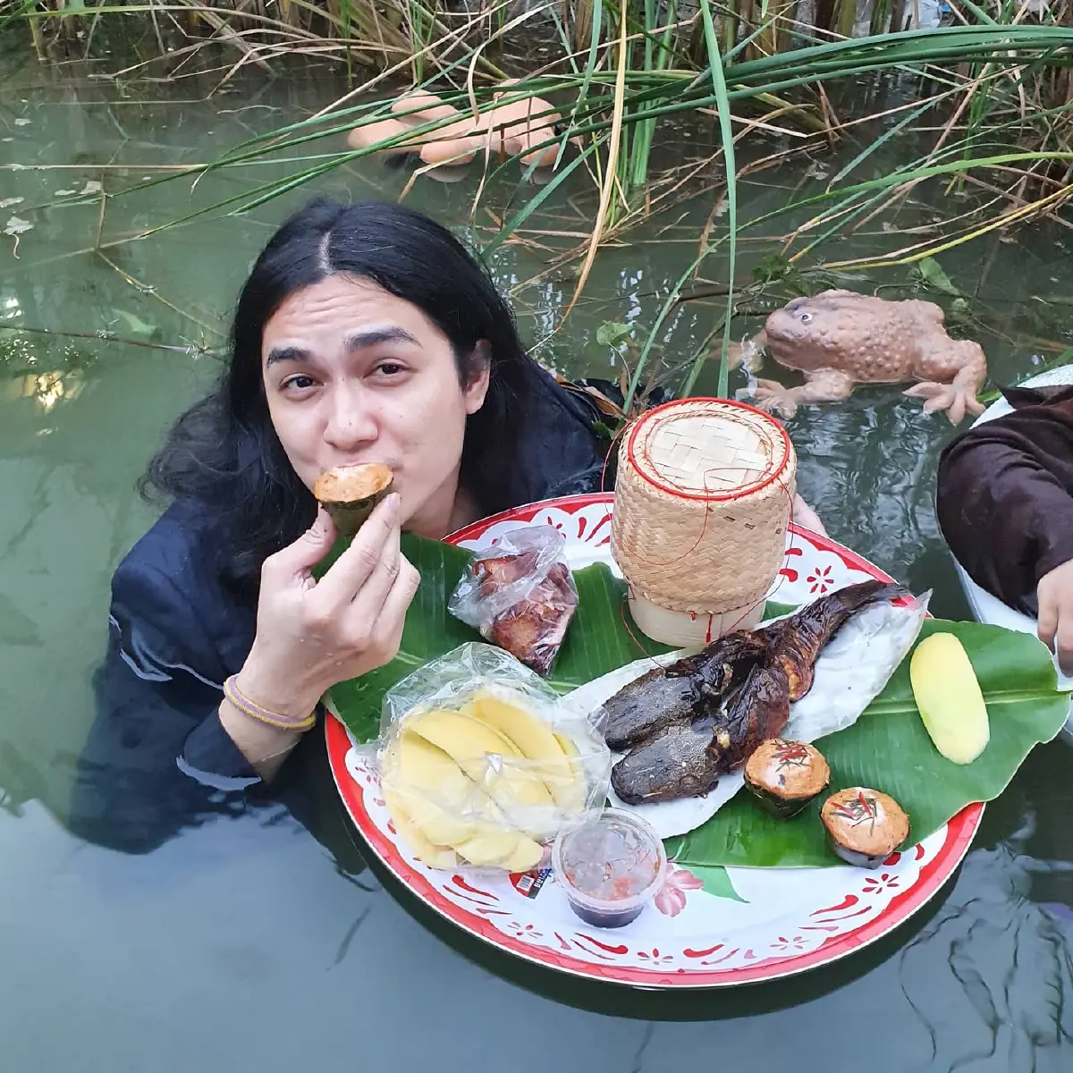 แอบแซ่บ! แน็ก ชาลี ฉลองล้านวิว..ด้วยเซ็ตอาหารเช้าลอยน้ำครั้งแรกในชีวิต