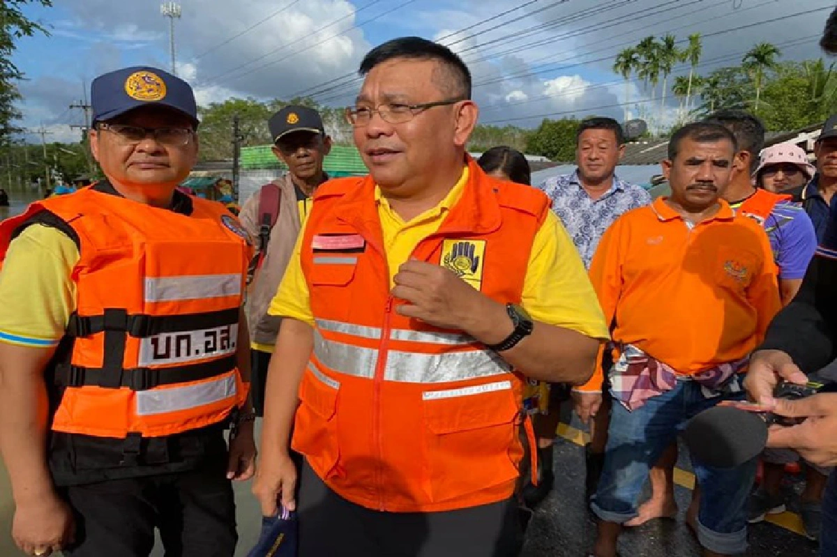 ในหลวงพระราชทานถุงยังชีพ 10,000 ชุด ช่วยผู้ประสบภัยน้ำท่วมนครศรีธรรมราช