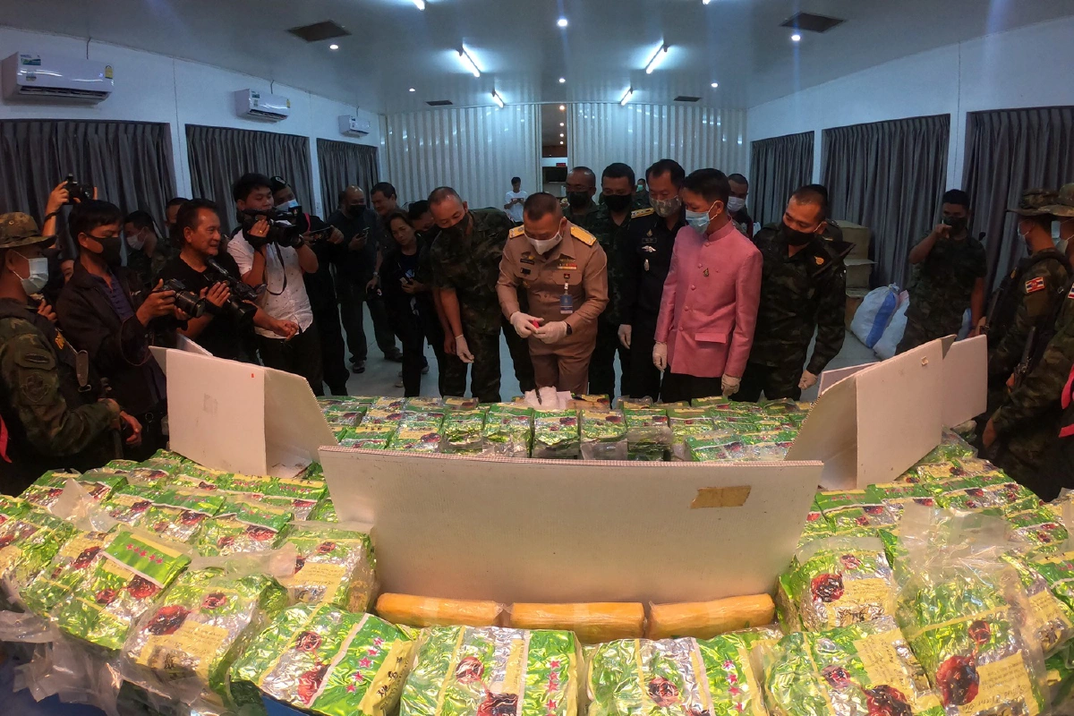 นรข.ยึดไอซ์ล็อตใหญ่กว่า700กก.-ยาบ้า1.3แสนเม็ดมูลค่ากว่าพันล้าน