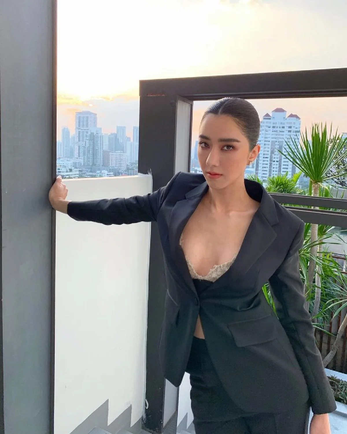   แซ่บเกินต้านมาก “ไอซ์ อภิษฎา” ในชุดสูทสีดำปกติ แต่พอหันหน้ามามีตะลึงจ้า! 