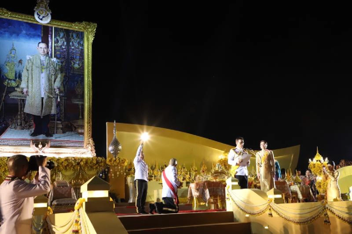 ในหลวง ราชินี ทรงนำจุดเทียนชัยถวายราชสดุดี รำลึกพระมหากรุณาธิคุณร.9