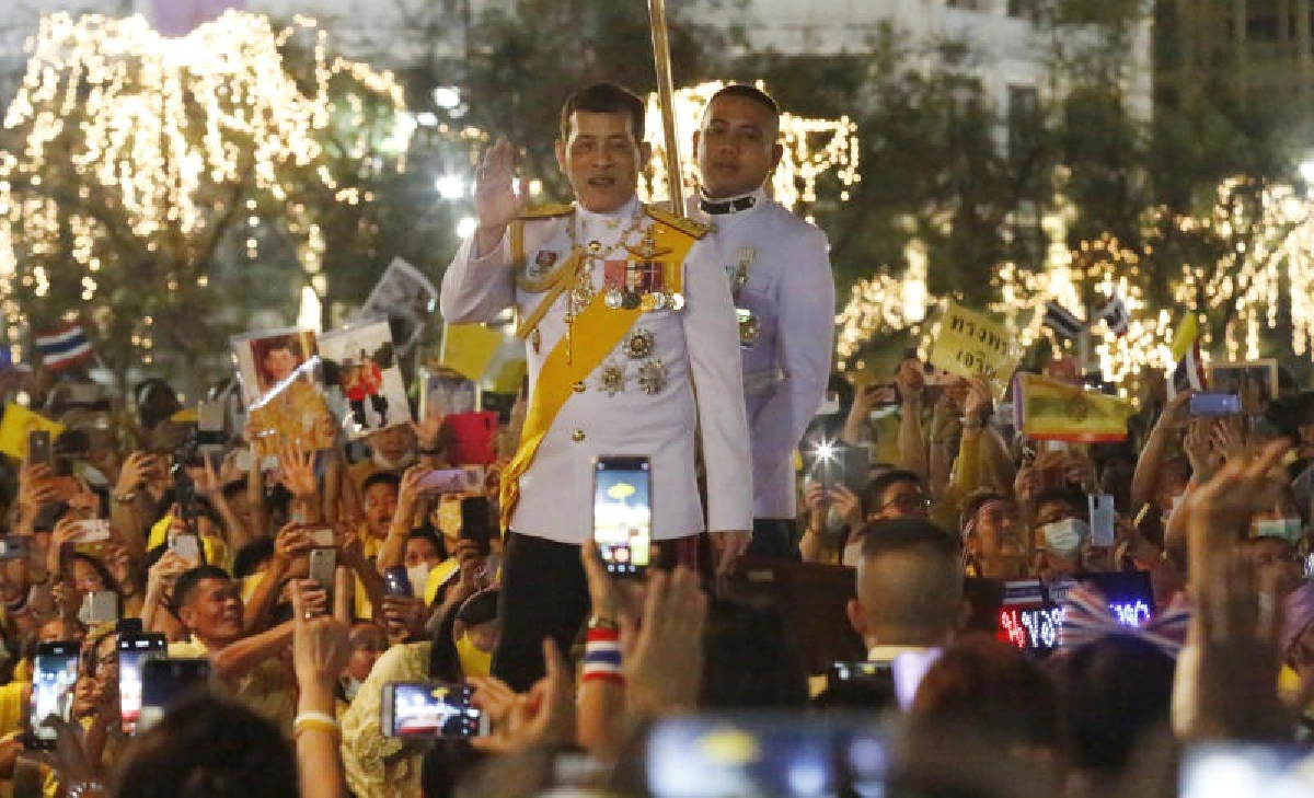 ในหลวง ราชินี ทรงนำจุดเทียนชัยถวายราชสดุดี รำลึกพระมหากรุณาธิคุณร.9