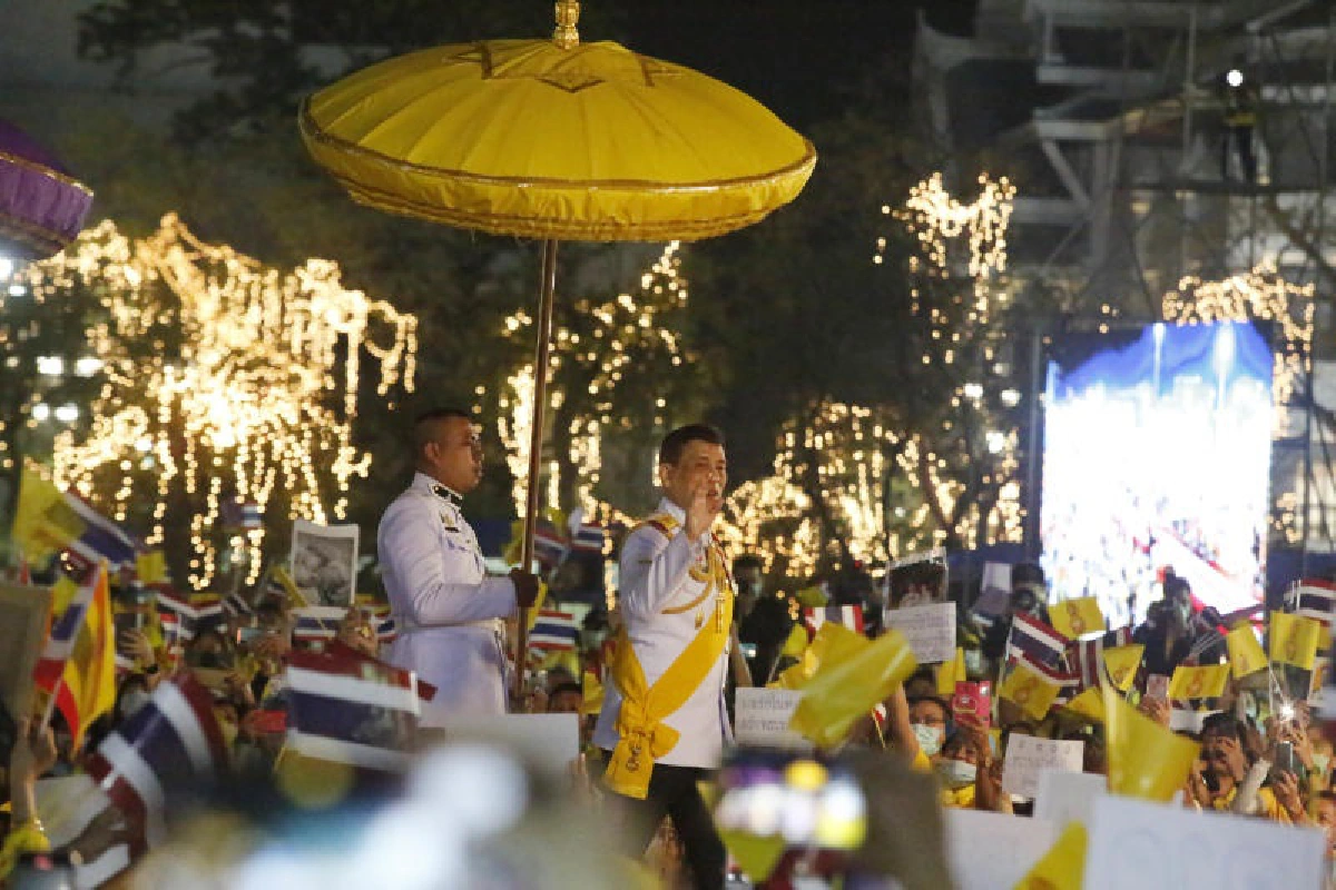 ในหลวง ราชินี ทรงนำจุดเทียนชัยถวายราชสดุดี รำลึกพระมหากรุณาธิคุณร.9