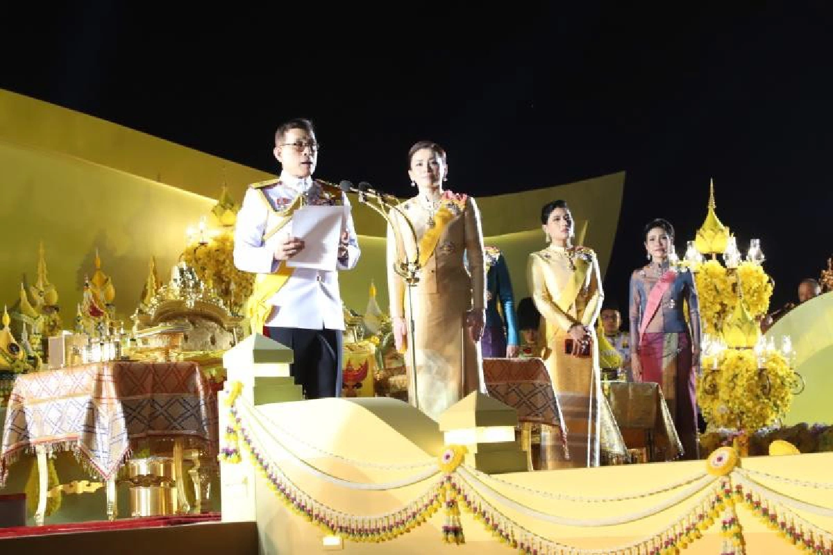 ในหลวง ราชินี ทรงนำจุดเทียนชัยถวายราชสดุดี รำลึกพระมหากรุณาธิคุณร.9