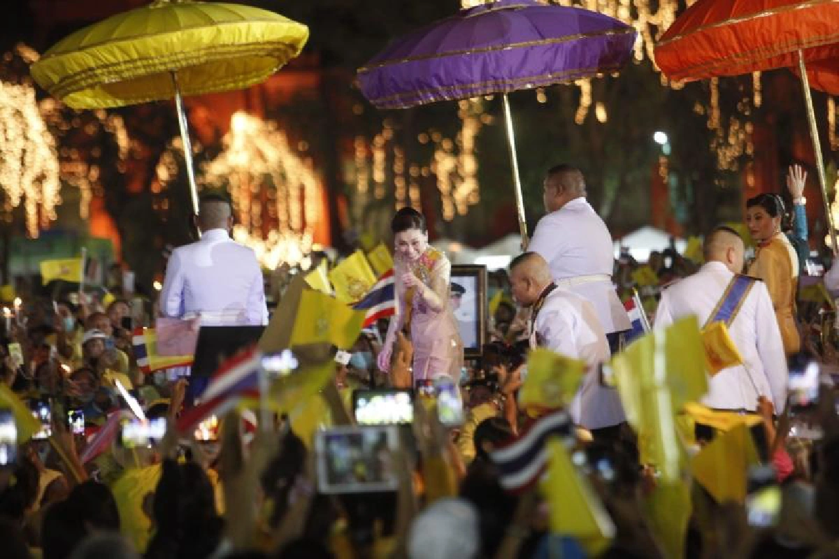 ในหลวง ราชินี ทรงนำจุดเทียนชัยถวายราชสดุดี รำลึกพระมหากรุณาธิคุณร.9