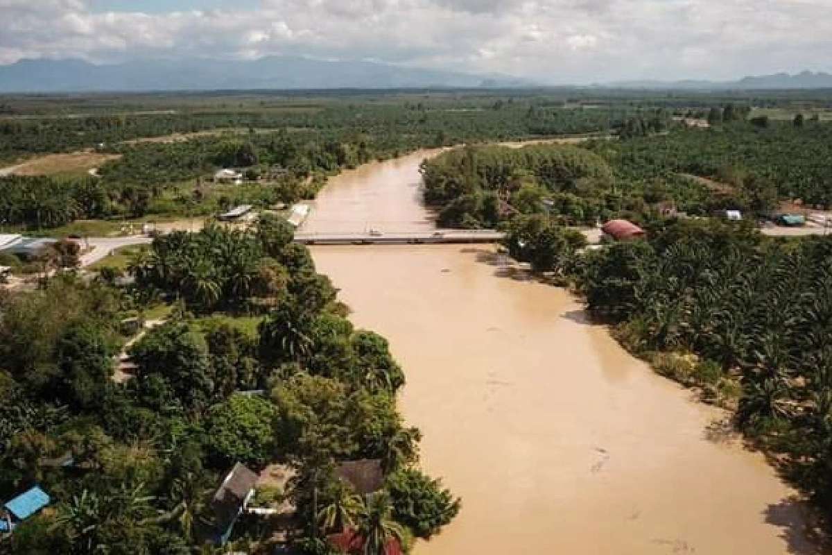 สุราษฎร์ฯติดเครื่องผลักดันน้ำ30ชุดรับมวลน้ำนครศรีฯระบายลงทะเล