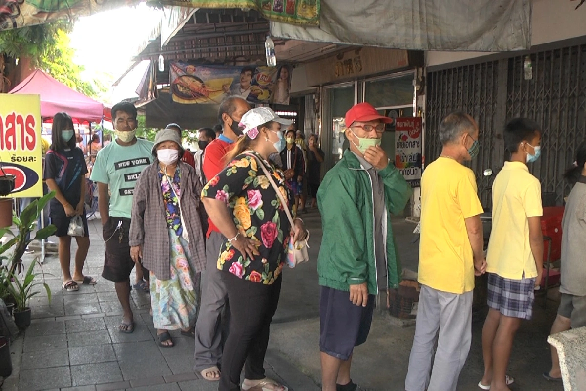 "ทำดีเพื่อพ่อ"แจกข้าวมันไก่ฟรีถวายเป็นพระราชกุศล