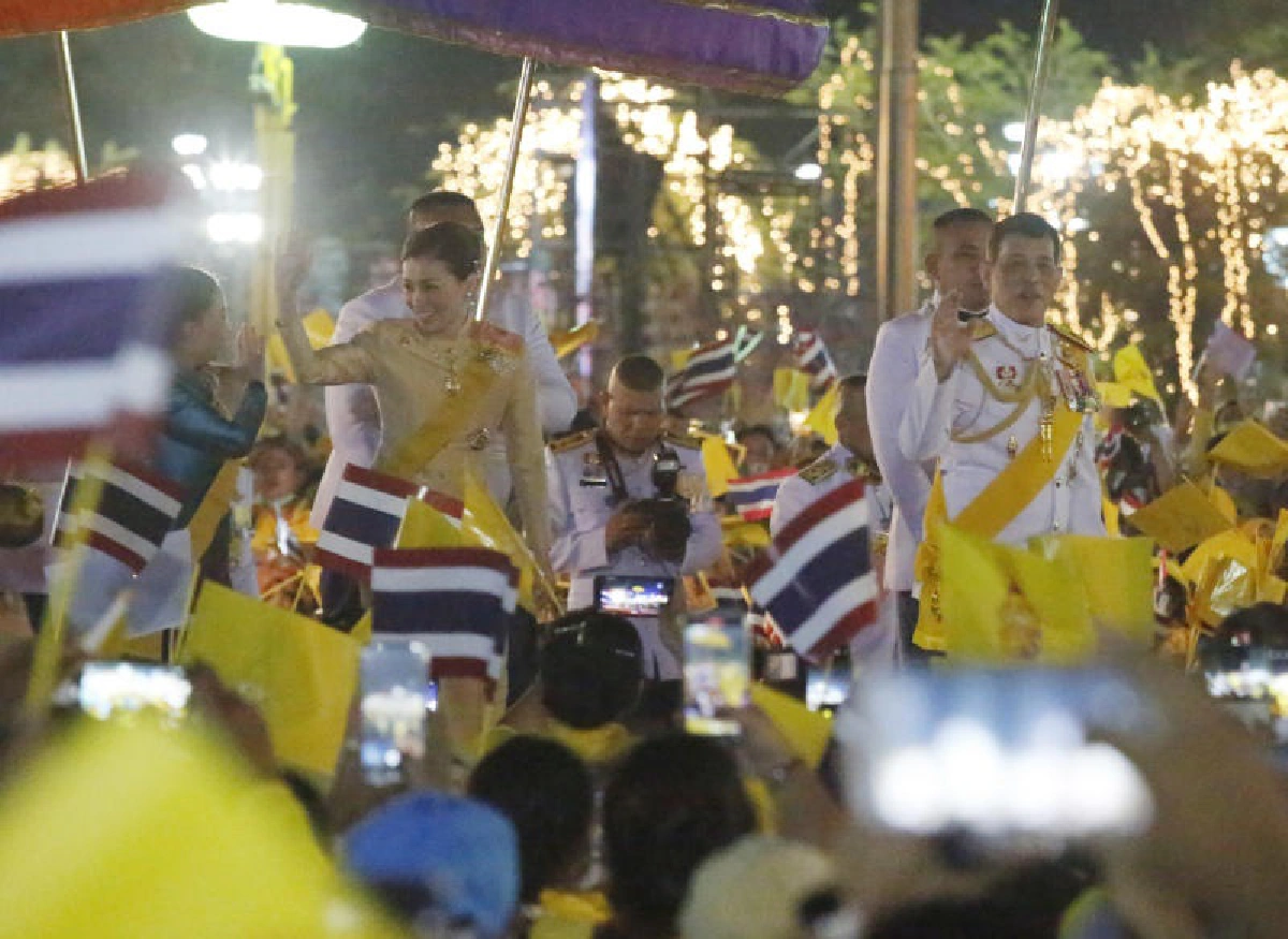 ในหลวง ราชินี ทรงนำจุดเทียนชัยถวายราชสดุดี รำลึกพระมหากรุณาธิคุณร.9