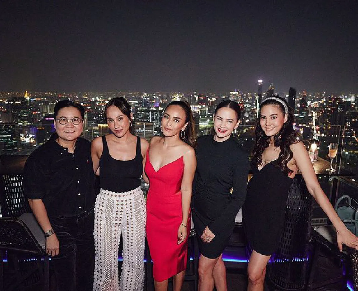 "นานา" สวยแซ่บในชุดเดรสสีแดง ฉลองวันเกิดอายุ 40 ปี คนรักล้นงาน 