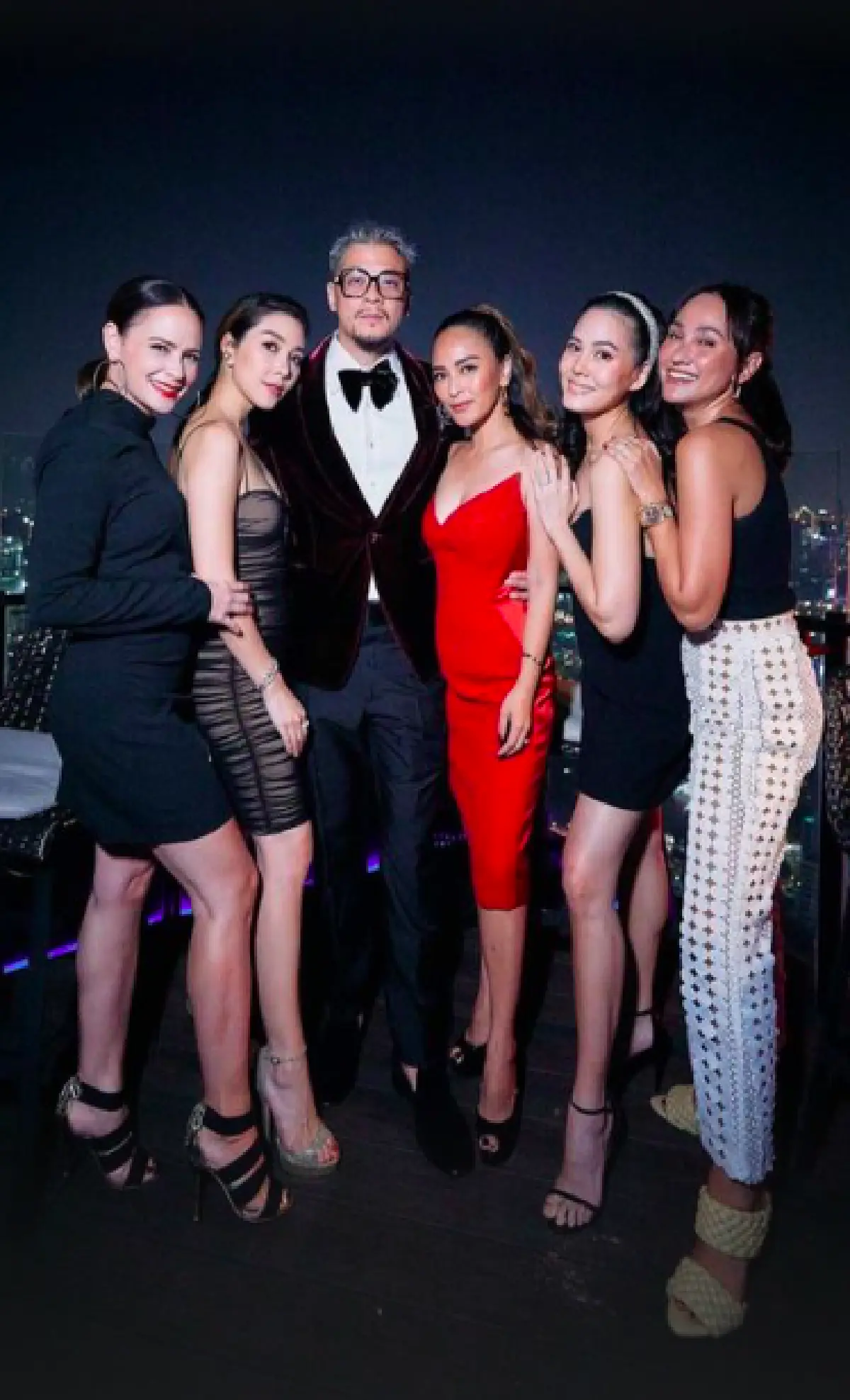 "นานา" สวยแซ่บในชุดเดรสสีแดง ฉลองวันเกิดอายุ 40 ปี คนรักล้นงาน 