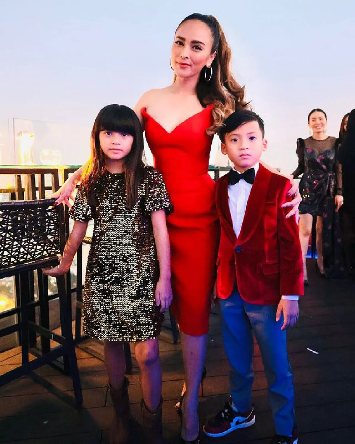 "นานา" สวยแซ่บในชุดเดรสสีแดง ฉลองวันเกิดอายุ 40 ปี คนรักล้นงาน 