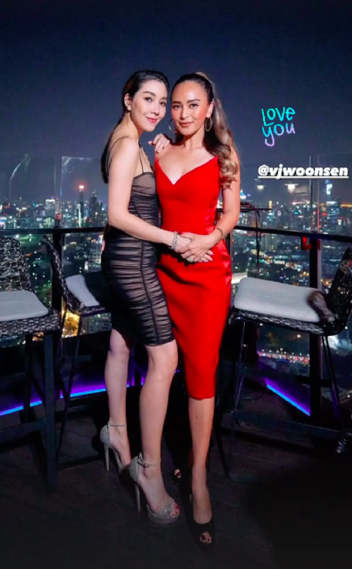 "นานา" สวยแซ่บในชุดเดรสสีแดง ฉลองวันเกิดอายุ 40 ปี คนรักล้นงาน 