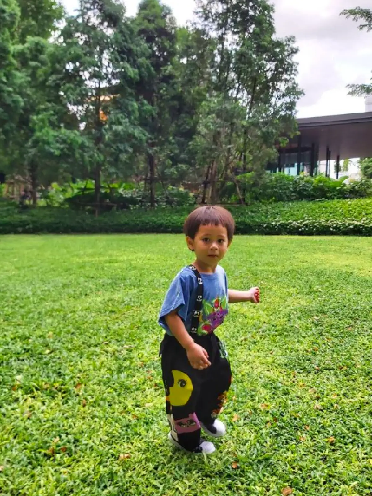 สำเนาถูก “ชมพู่ อารยา" โพสต์ภาพตอนเด็กกับพ่อแม่ แยกแทบไม่ออก