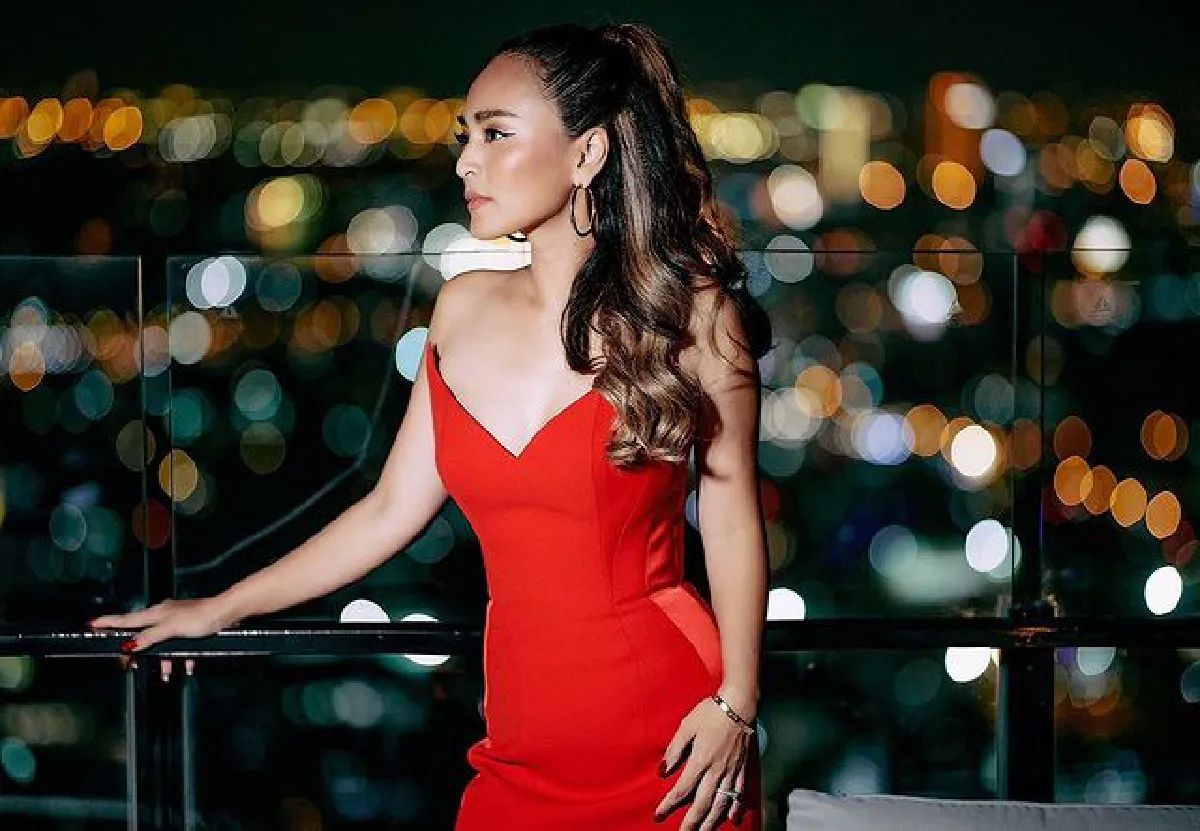 "นานา" สวยแซ่บในชุดเดรสสีแดง ฉลองวันเกิดอายุ 40 ปี คนรักล้นงาน 