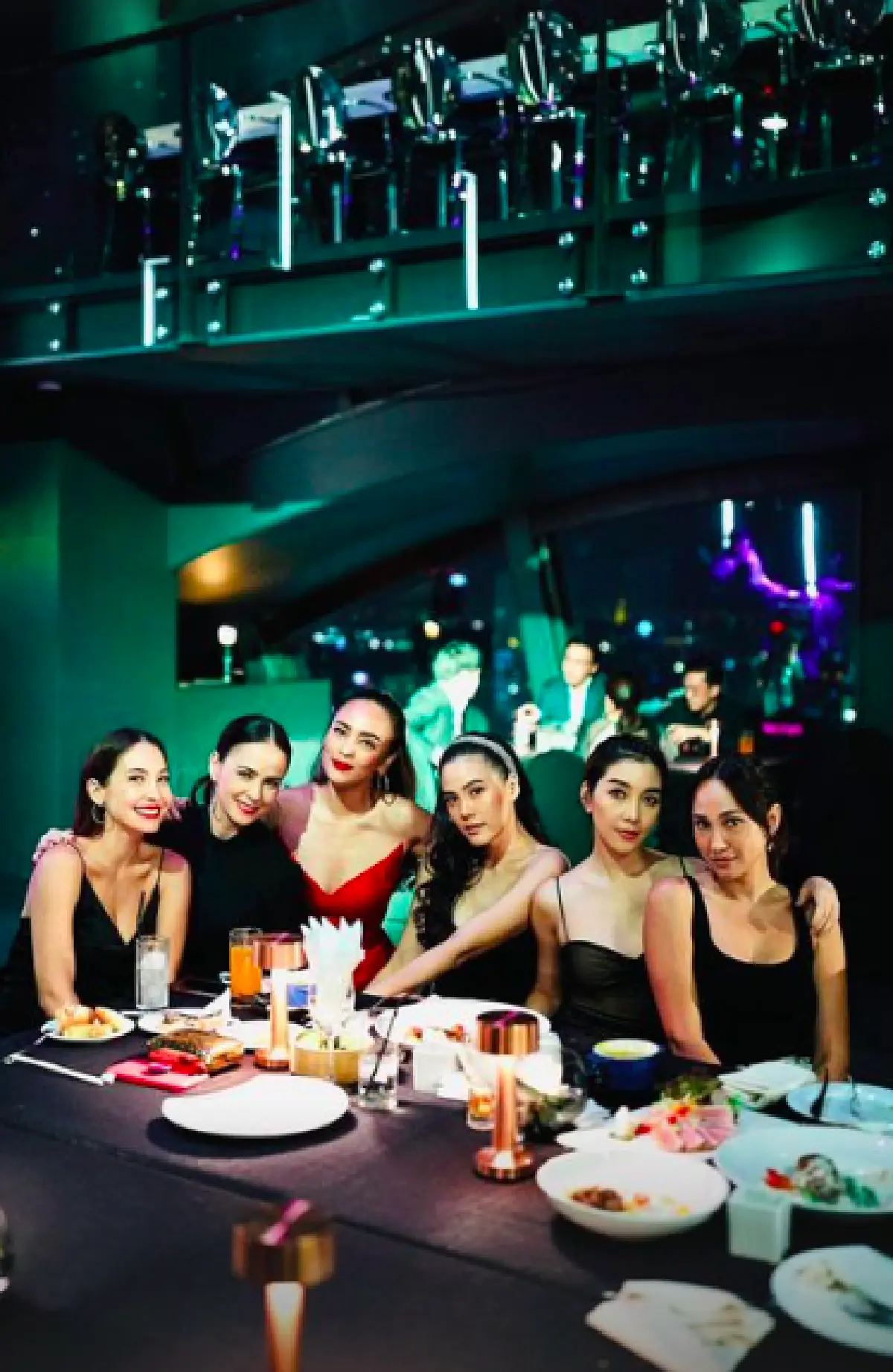 "นานา" สวยแซ่บในชุดเดรสสีแดง ฉลองวันเกิดอายุ 40 ปี คนรักล้นงาน 