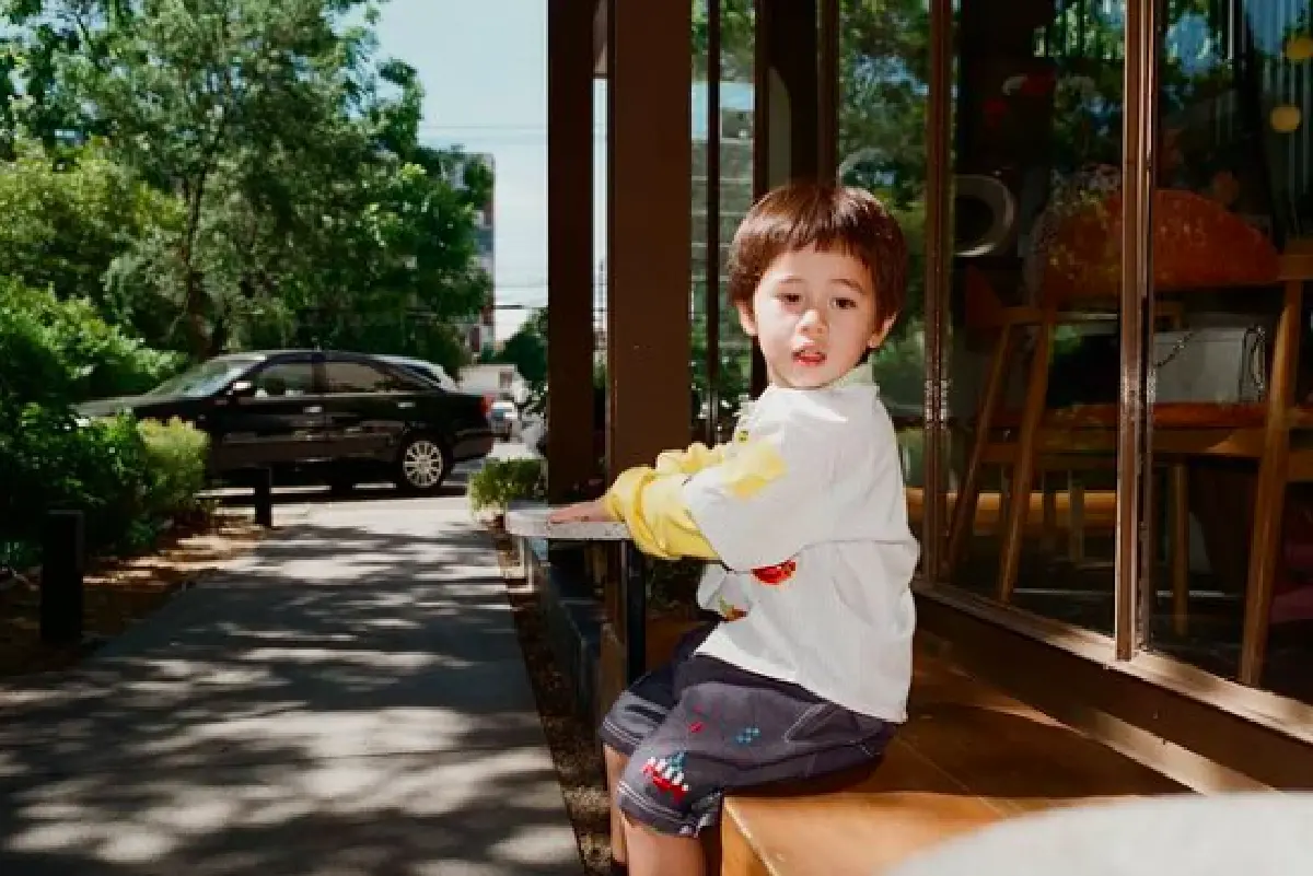 สำเนาถูก “ชมพู่ อารยา" โพสต์ภาพตอนเด็กกับพ่อแม่ แยกแทบไม่ออก