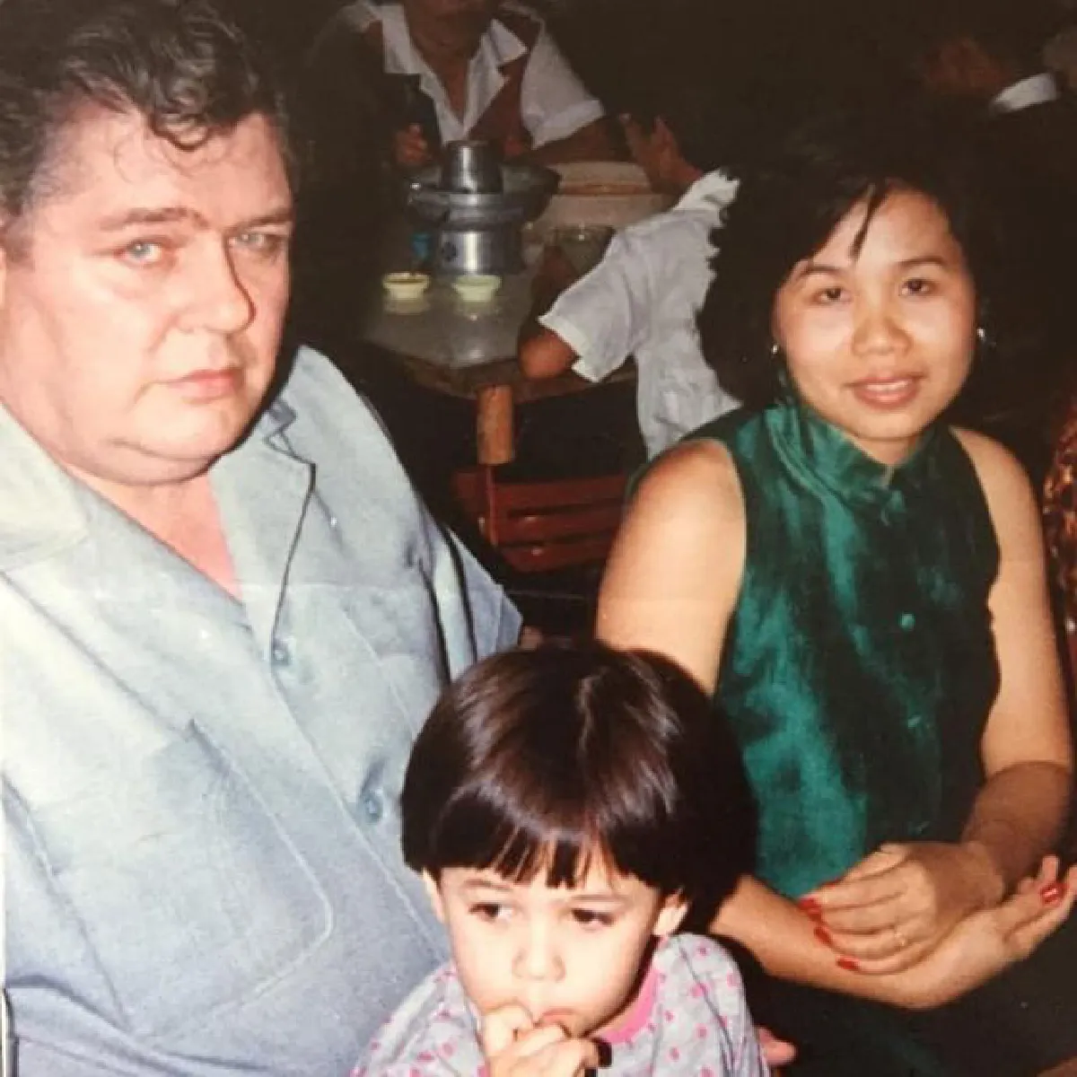 สำเนาถูก “ชมพู่ อารยา" โพสต์ภาพตอนเด็กกับพ่อแม่ แยกแทบไม่ออก