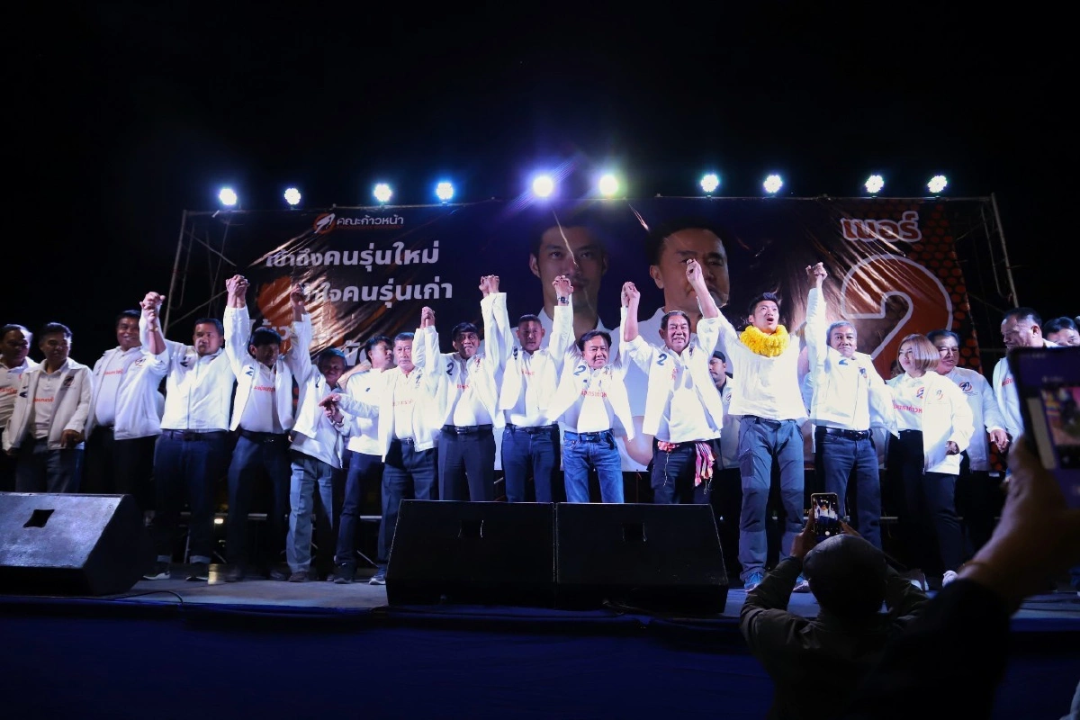 "ธนาธร"นำทีมเปิดเวทีใหญ่ฉะเชิงเทราปลุกร่วมเลือกตั้งท้องถิ่นสร้างการเมืองแบบใหม่