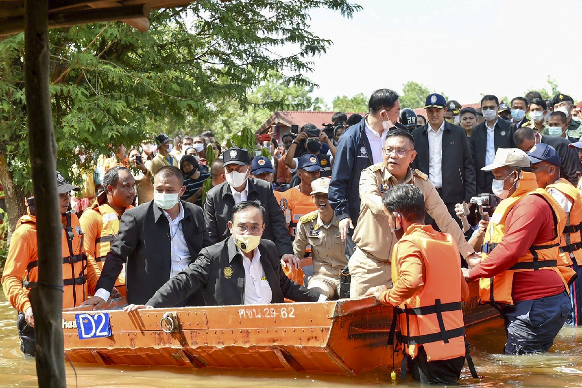 "ลุงตู่"อารมณ์ดีท่ามกลางนร.เข้ามารุมล้อมขณะลงพื้นที่ตรวจน้ำท่วม