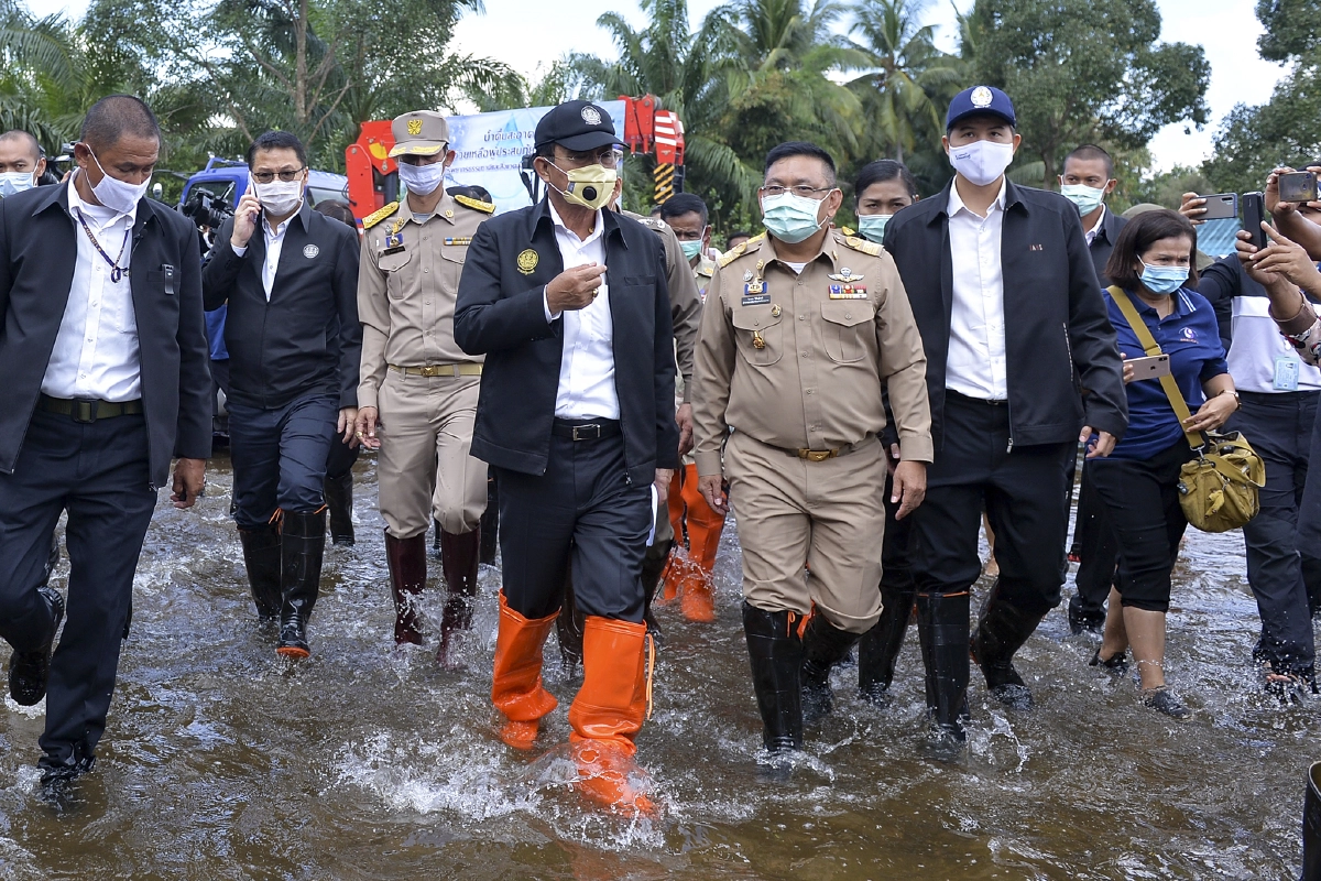 "ลุงตู่"อารมณ์ดีท่ามกลางนร.เข้ามารุมล้อมขณะลงพื้นที่ตรวจน้ำท่วม