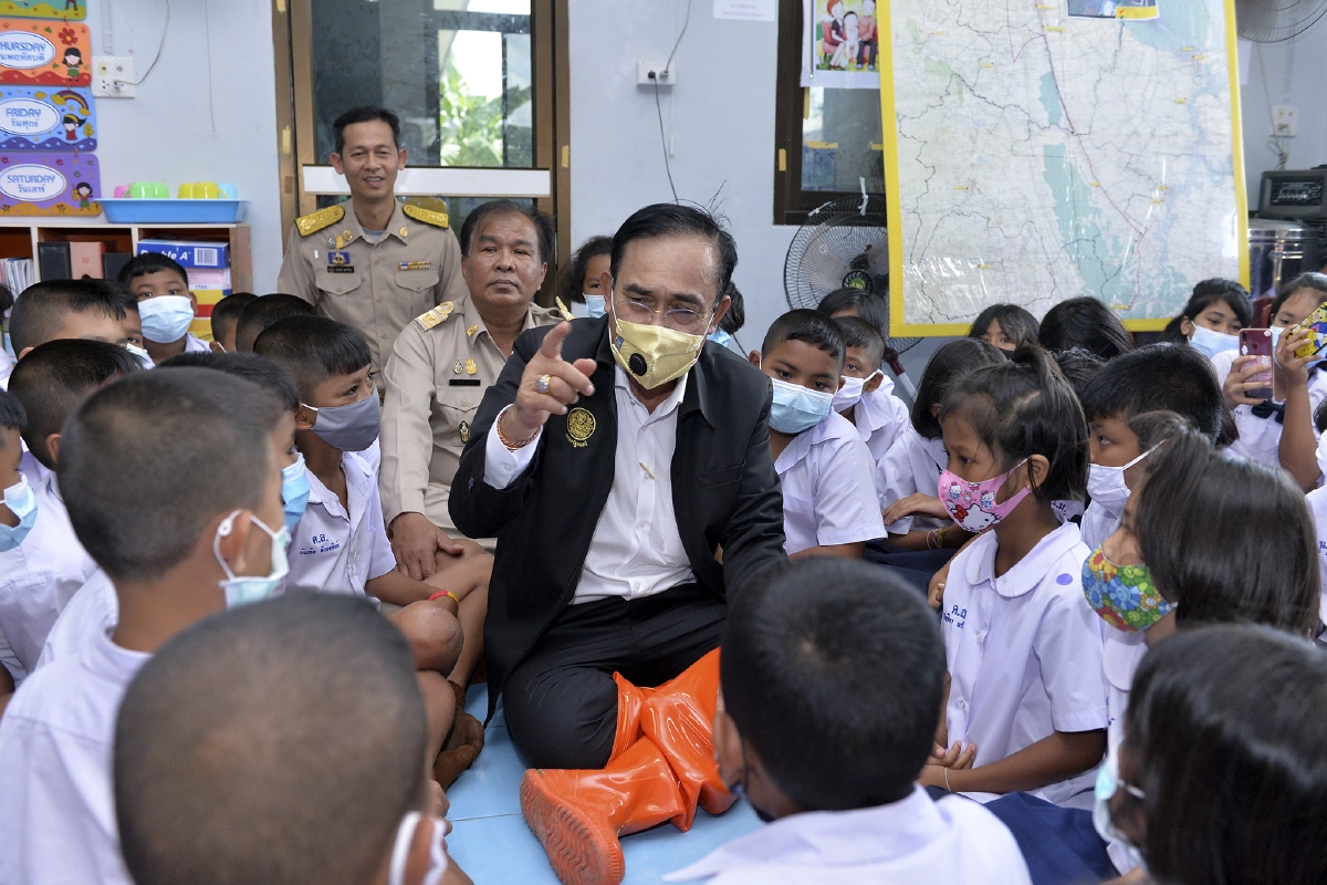 "ลุงตู่"อารมณ์ดีท่ามกลางนร.เข้ามารุมล้อมขณะลงพื้นที่ตรวจน้ำท่วม