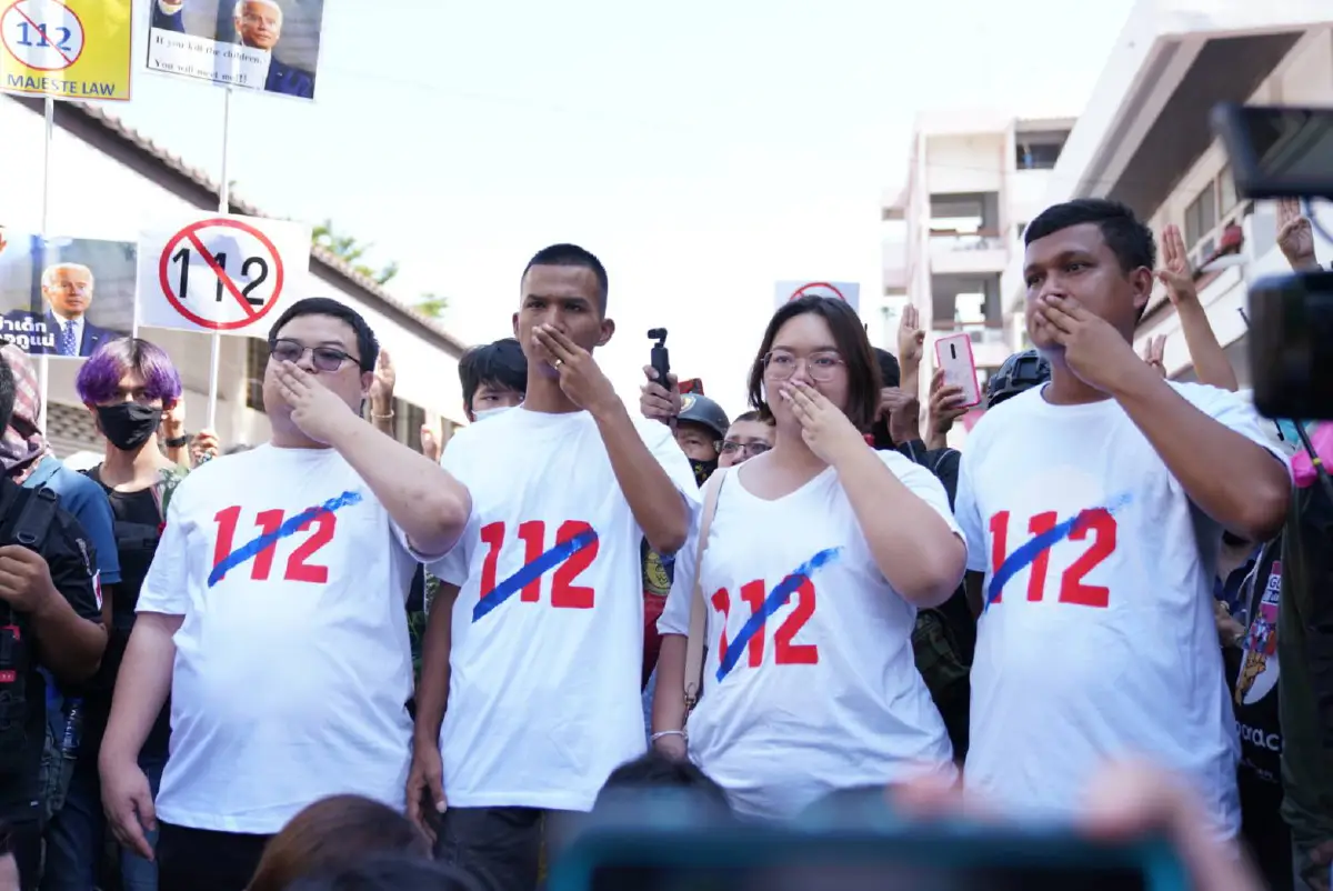 3 แกนนำคณะราษฏรพร้อมใจรับทราบข้อหาม.112อัดยับรัฐบาลกลั่นแกล้ง