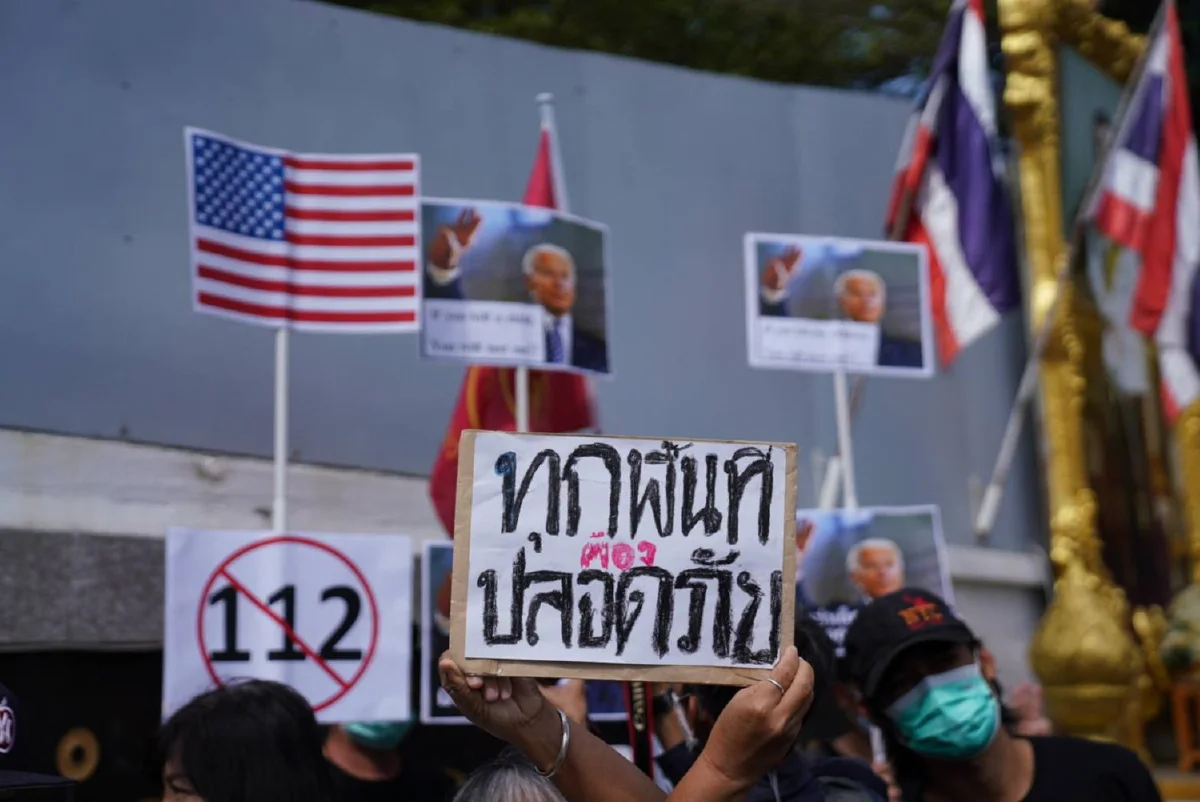 มวลชนรวมตัวสภ.นนทบุรี ให้กำลังใจแกนนำราษฎรเข้ารับทราบข้อกล่าวหาม.112