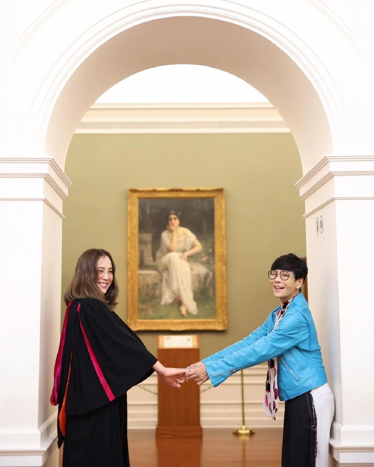 ลูกหนุน กอดรูปพ่อ ตั้ว ศรัณยู ฉลองจบป.ตรี คว้าเกียรตินิยมอันดับ 1