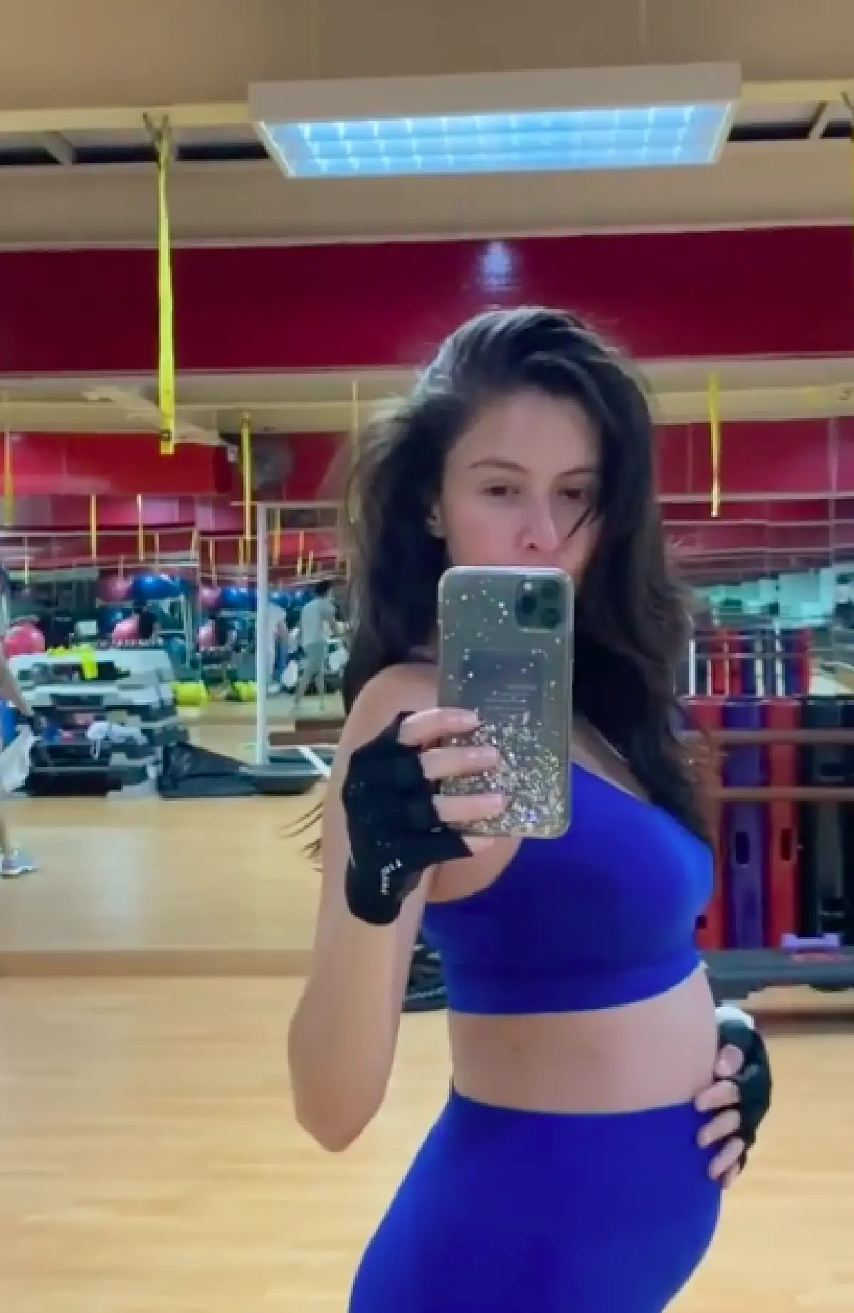 “ศรีริต้า” อุ้มท้อง 5 เดือนเข้ายิมออกกำลัง โชว์ท้องเนียนๆ มีสามีจุ๊บให้กำลังใจ