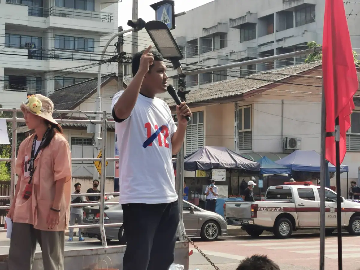 มวลชนรวมตัวสภ.นนทบุรี ให้กำลังใจแกนนำราษฎรเข้ารับทราบข้อกล่าวหาม.112