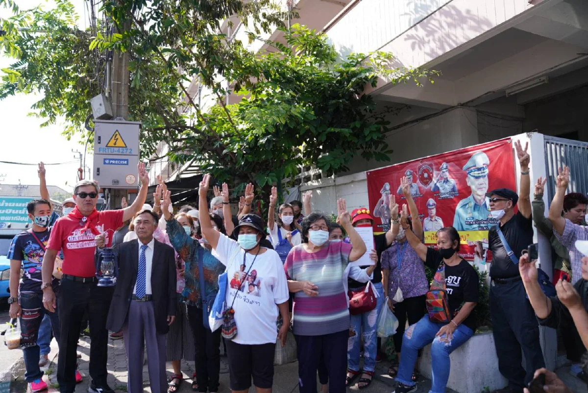 มวลชนรวมตัวสภ.นนทบุรี ให้กำลังใจแกนนำราษฎรเข้ารับทราบข้อกล่าวหาม.112