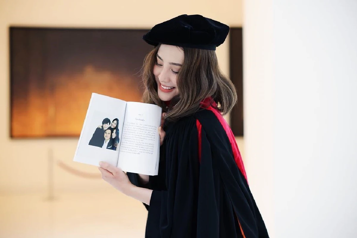 ลูกหนุน กอดรูปพ่อ ตั้ว ศรัณยู ฉลองจบป.ตรี คว้าเกียรตินิยมอันดับ 1