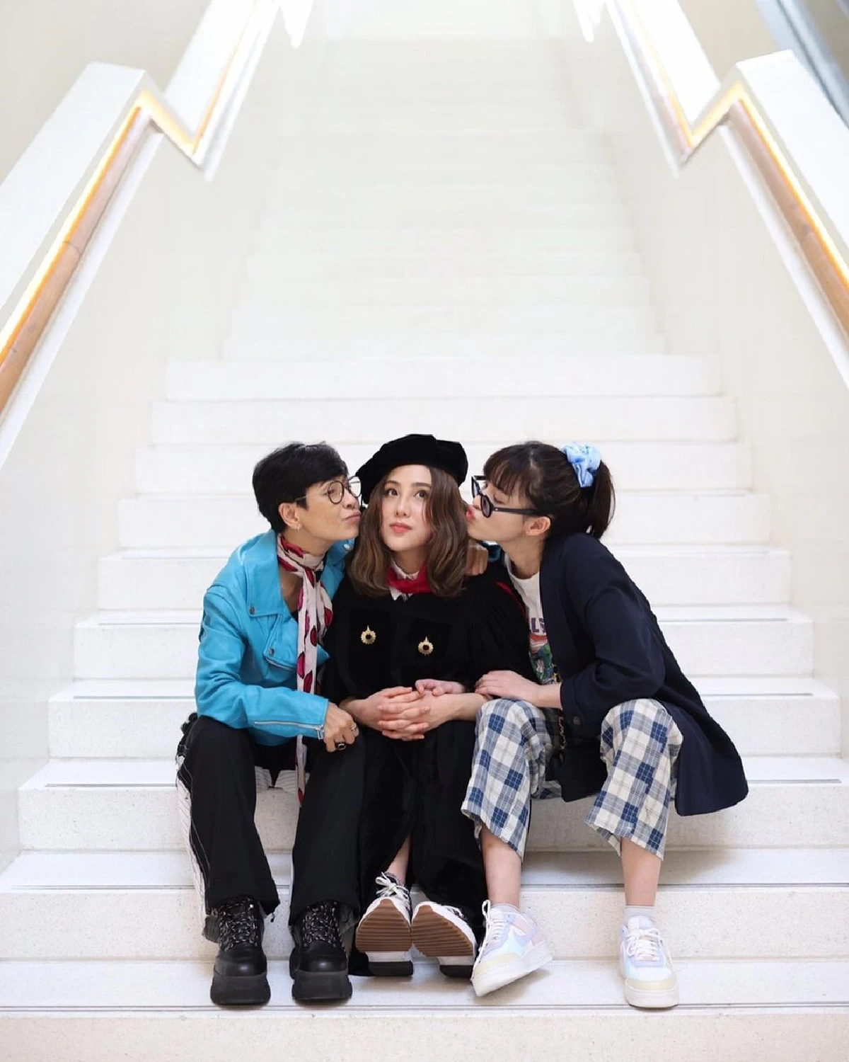 ลูกหนุน กอดรูปพ่อ ตั้ว ศรัณยู ฉลองจบป.ตรี คว้าเกียรตินิยมอันดับ 1