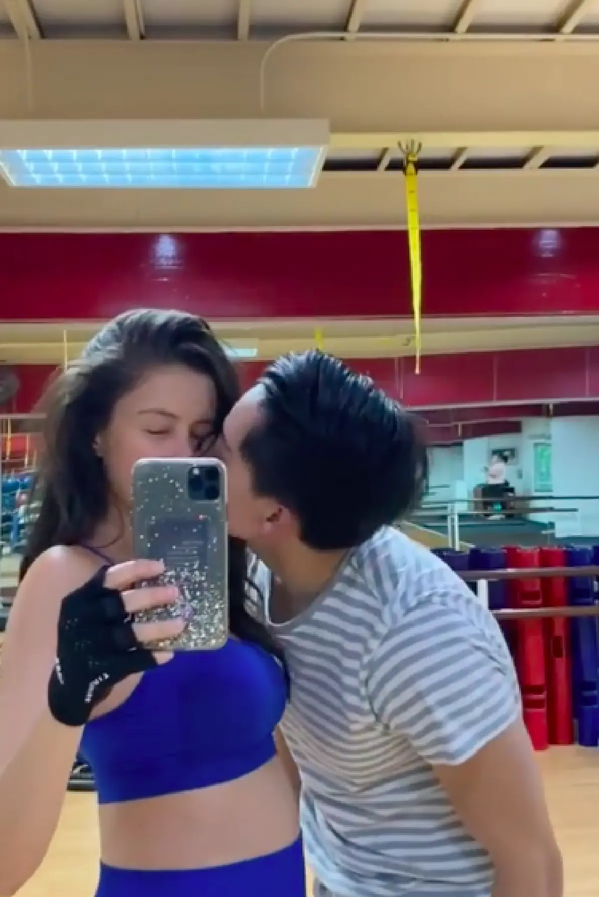 “ศรีริต้า” อุ้มท้อง 5 เดือนเข้ายิมออกกำลัง โชว์ท้องเนียนๆ มีสามีจุ๊บให้กำลังใจ