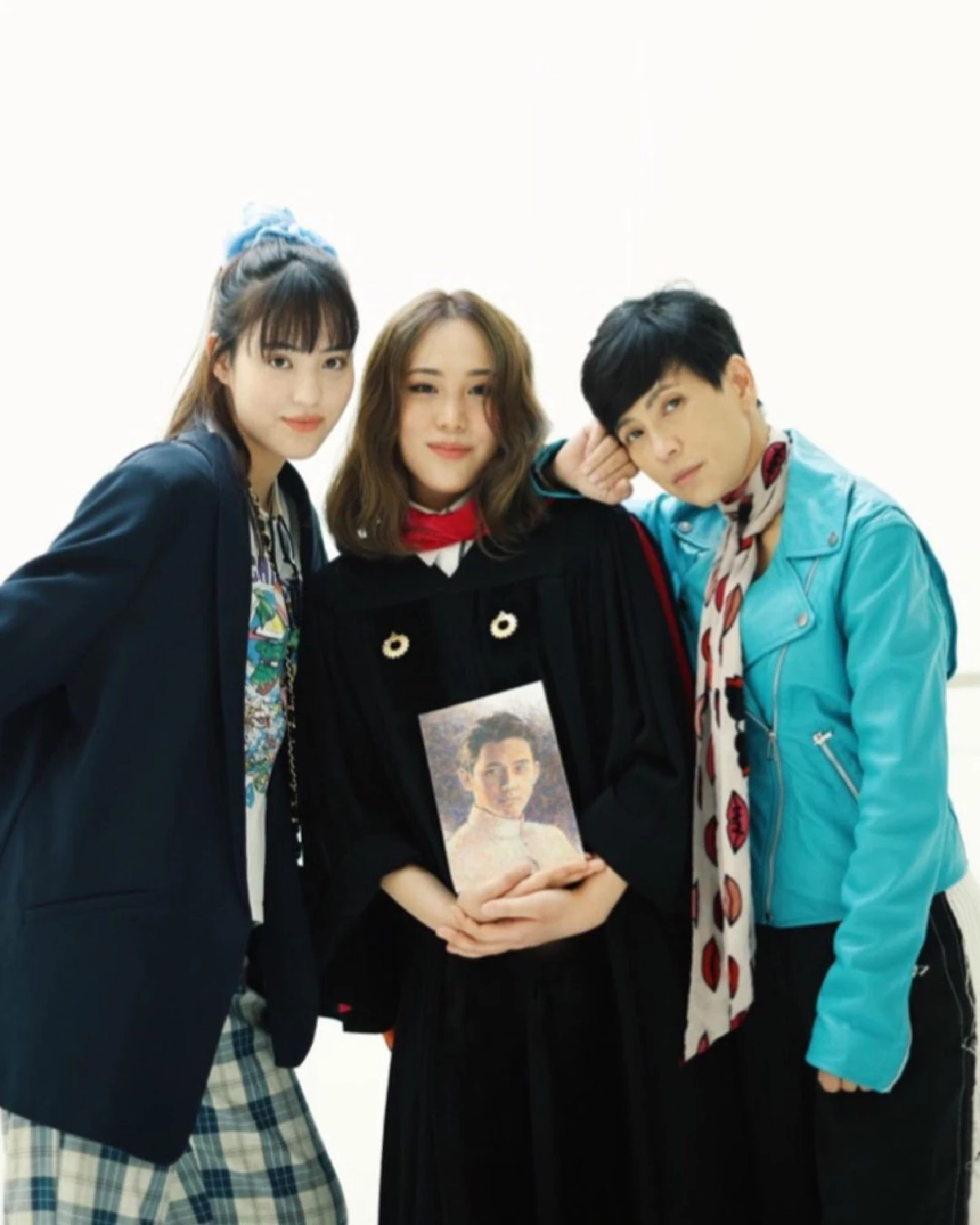 ลูกหนุน กอดรูปพ่อ ตั้ว ศรัณยู ฉลองจบป.ตรี คว้าเกียรตินิยมอันดับ 1