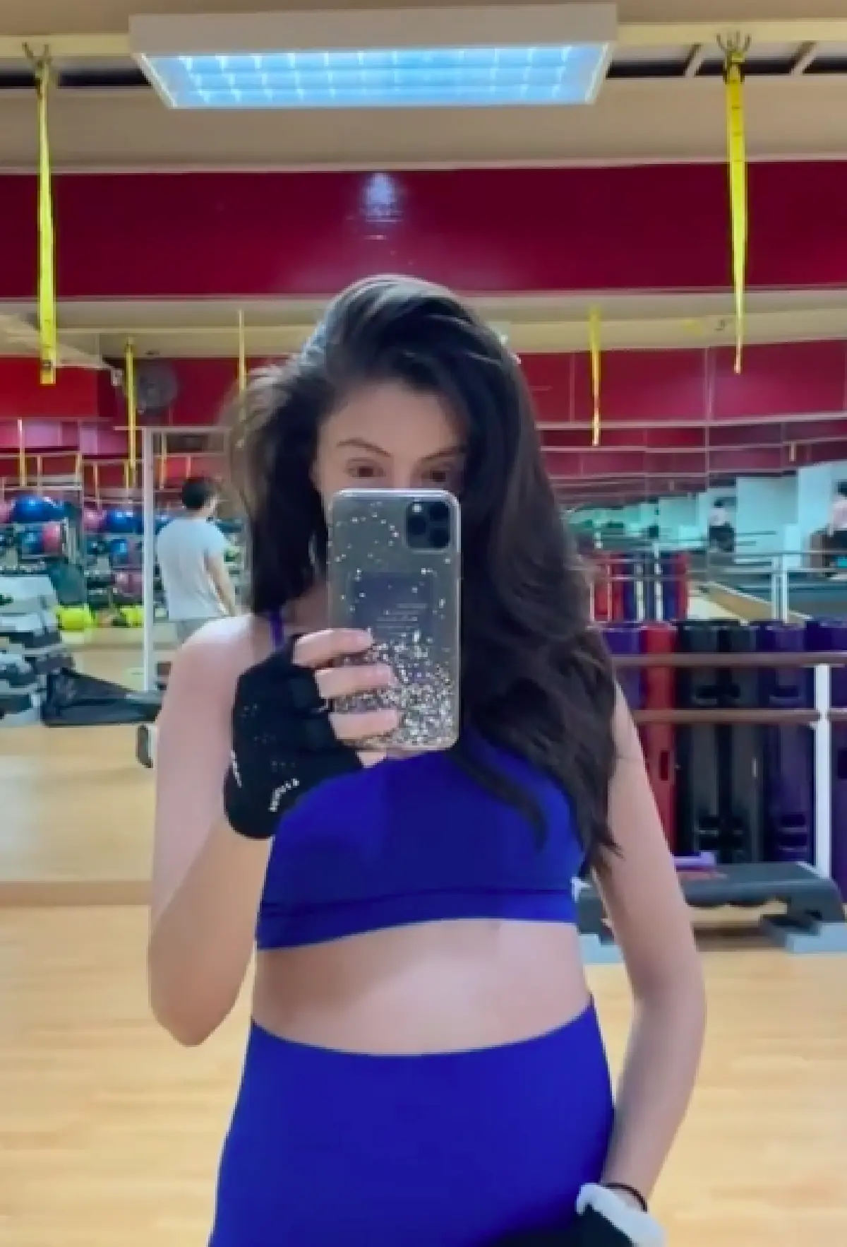 “ศรีริต้า” อุ้มท้อง 5 เดือนเข้ายิมออกกำลัง โชว์ท้องเนียนๆ มีสามีจุ๊บให้กำลังใจ