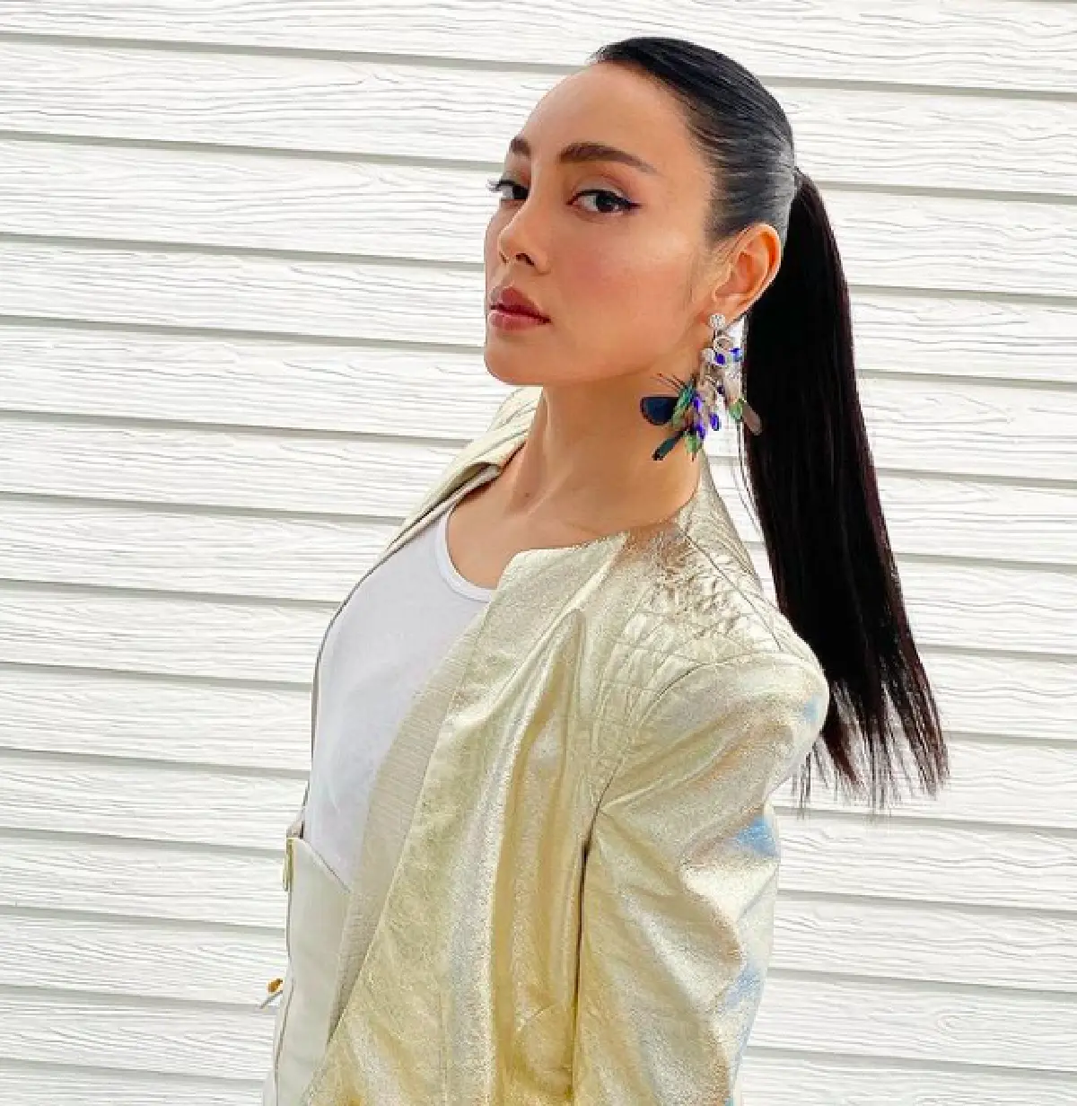 "ตั๊ก-เจ้าสัวบุญชัย" สุดชิล พากันจับเคียวลงนาเกี่ยวข้าว เลี้ยงควายด้วยตัวเอง