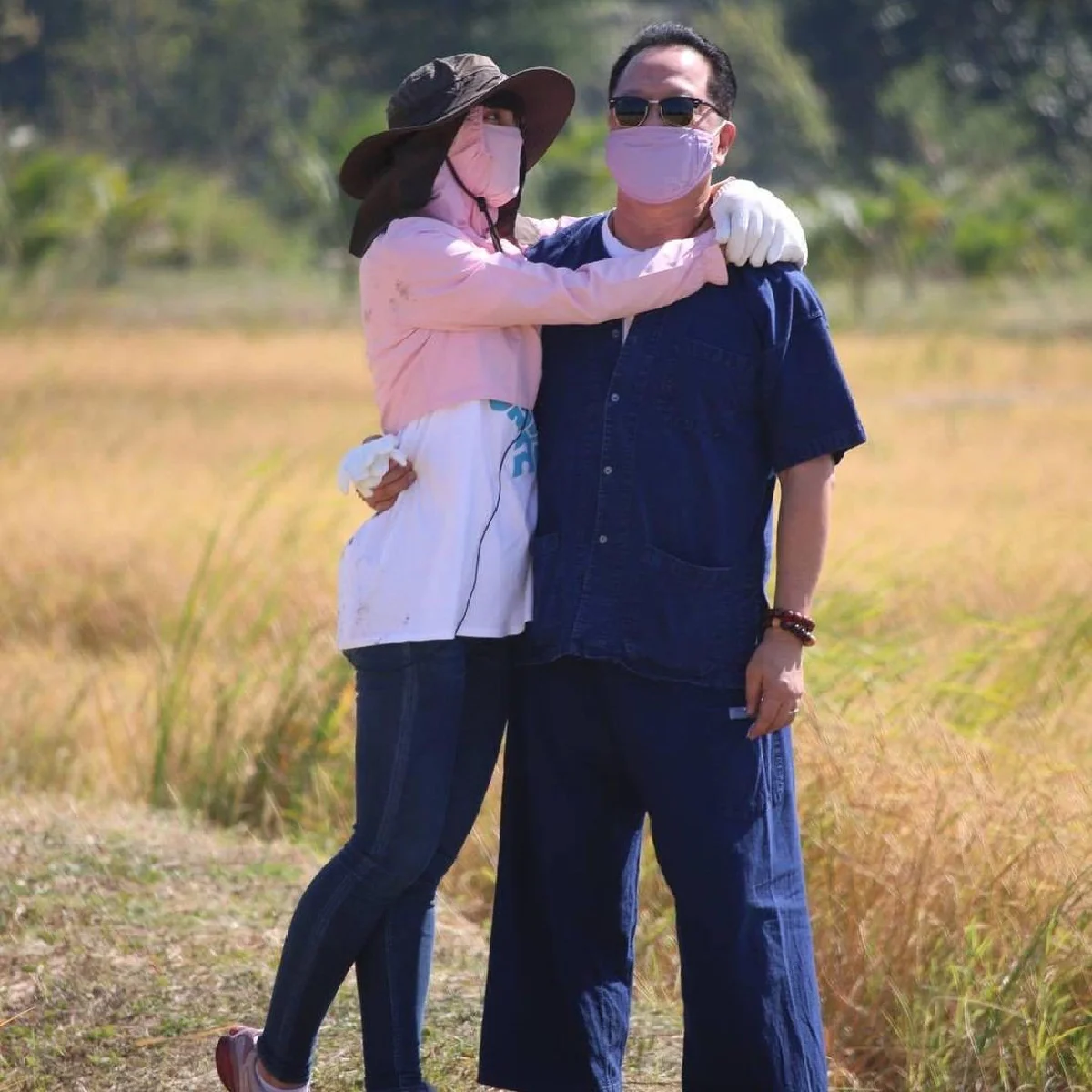 "ตั๊ก-เจ้าสัวบุญชัย" สุดชิล พากันจับเคียวลงนาเกี่ยวข้าว เลี้ยงควายด้วยตัวเอง