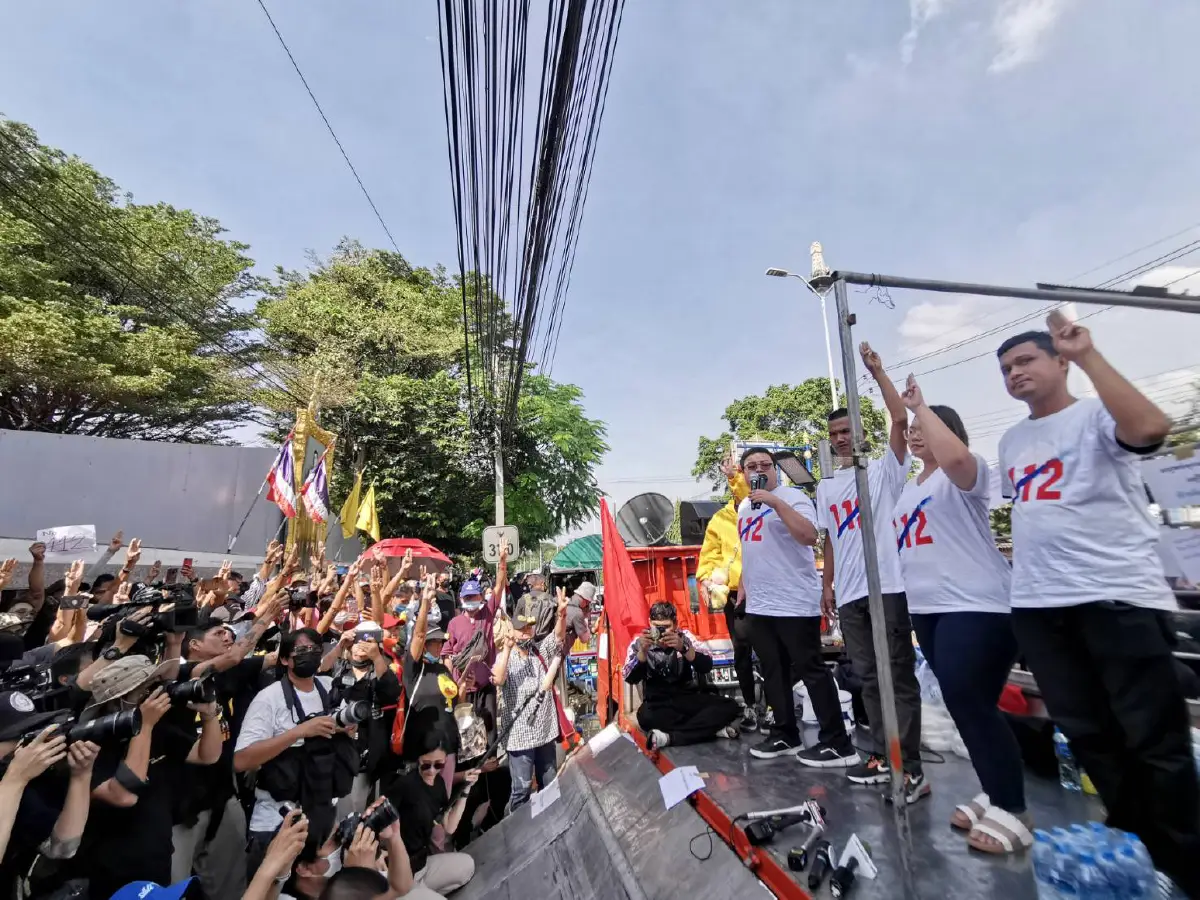 3 แกนนำคณะราษฏรพร้อมใจรับทราบข้อหาม.112อัดยับรัฐบาลกลั่นแกล้ง