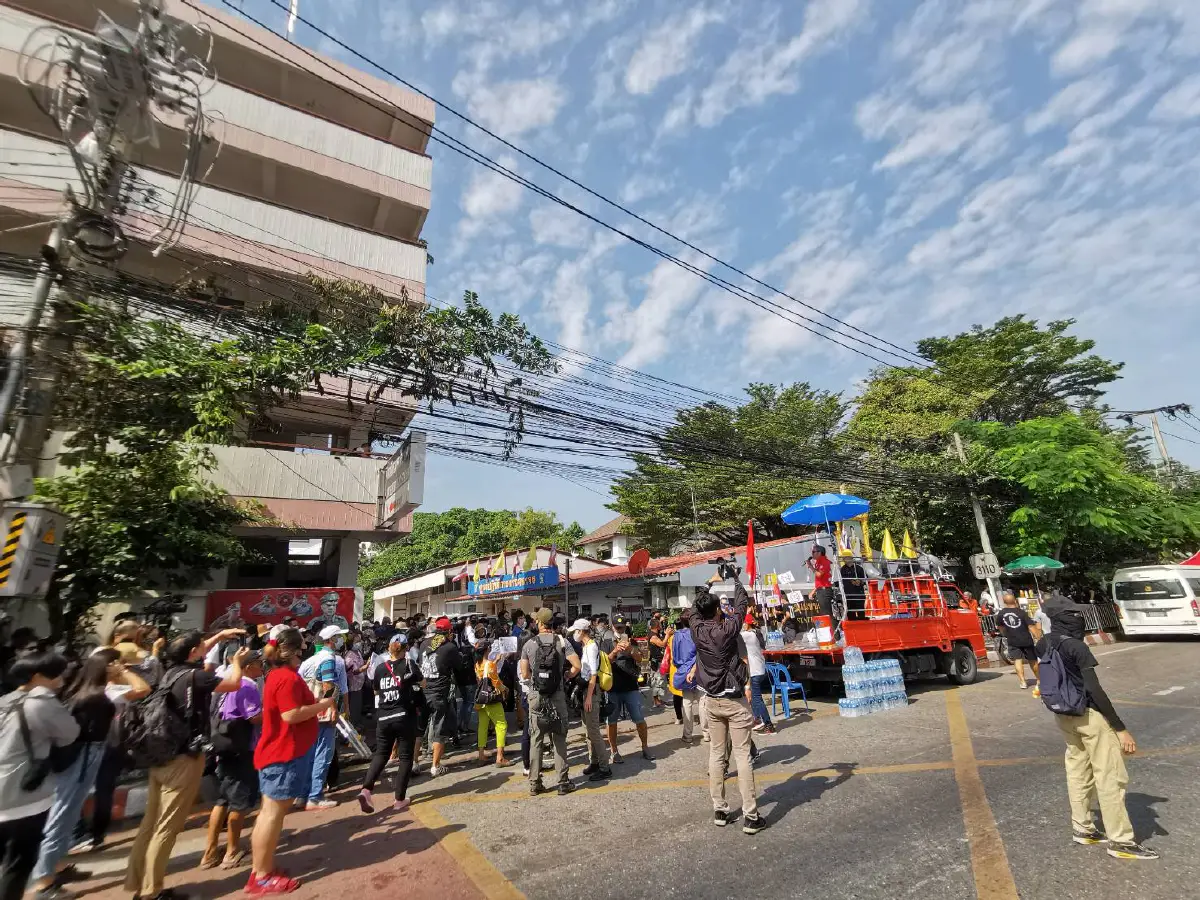 มวลชนรวมตัวสภ.นนทบุรี ให้กำลังใจแกนนำราษฎรเข้ารับทราบข้อกล่าวหาม.112