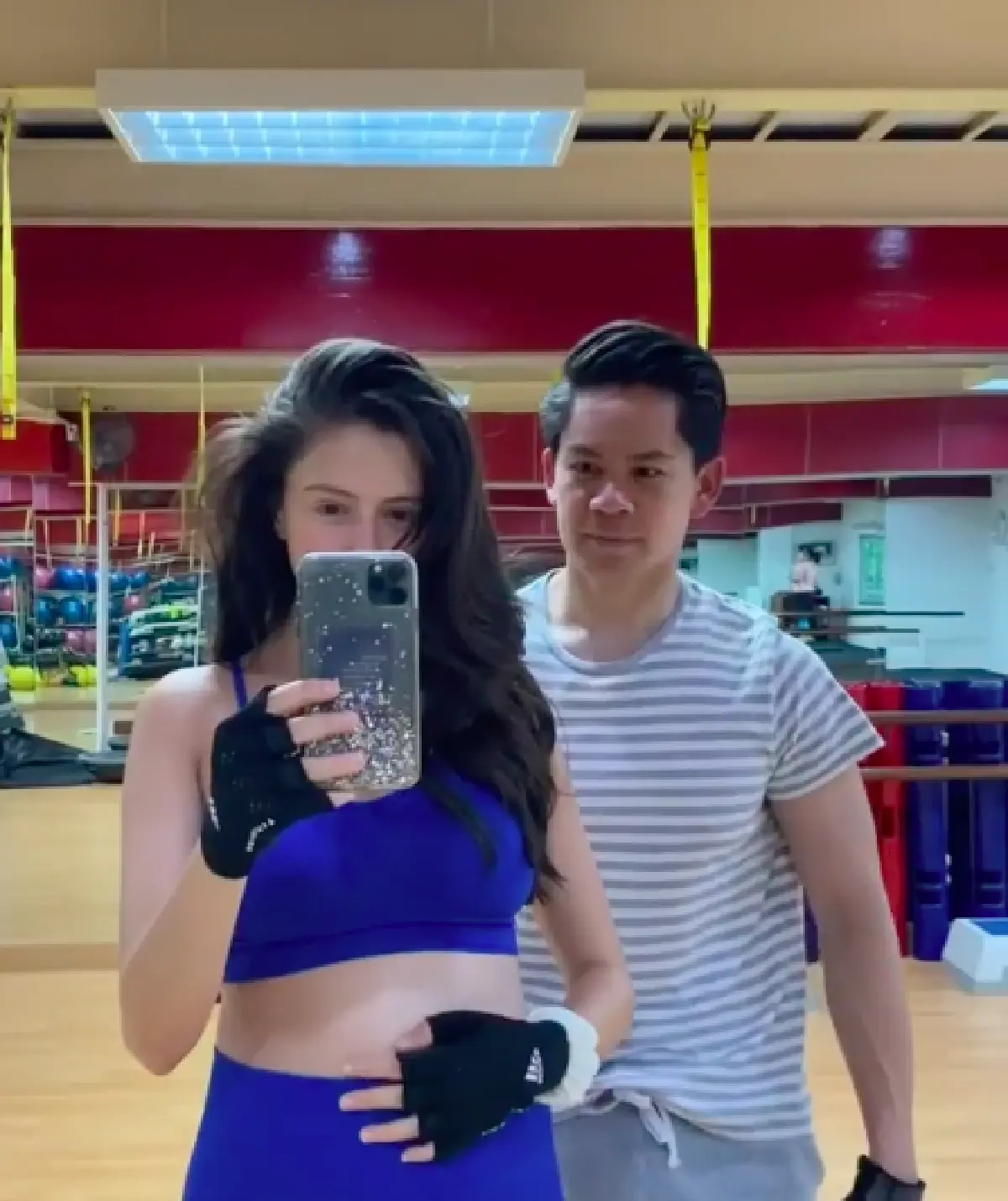 “ศรีริต้า” อุ้มท้อง 5 เดือนเข้ายิมออกกำลัง โชว์ท้องเนียนๆ มีสามีจุ๊บให้กำลังใจ