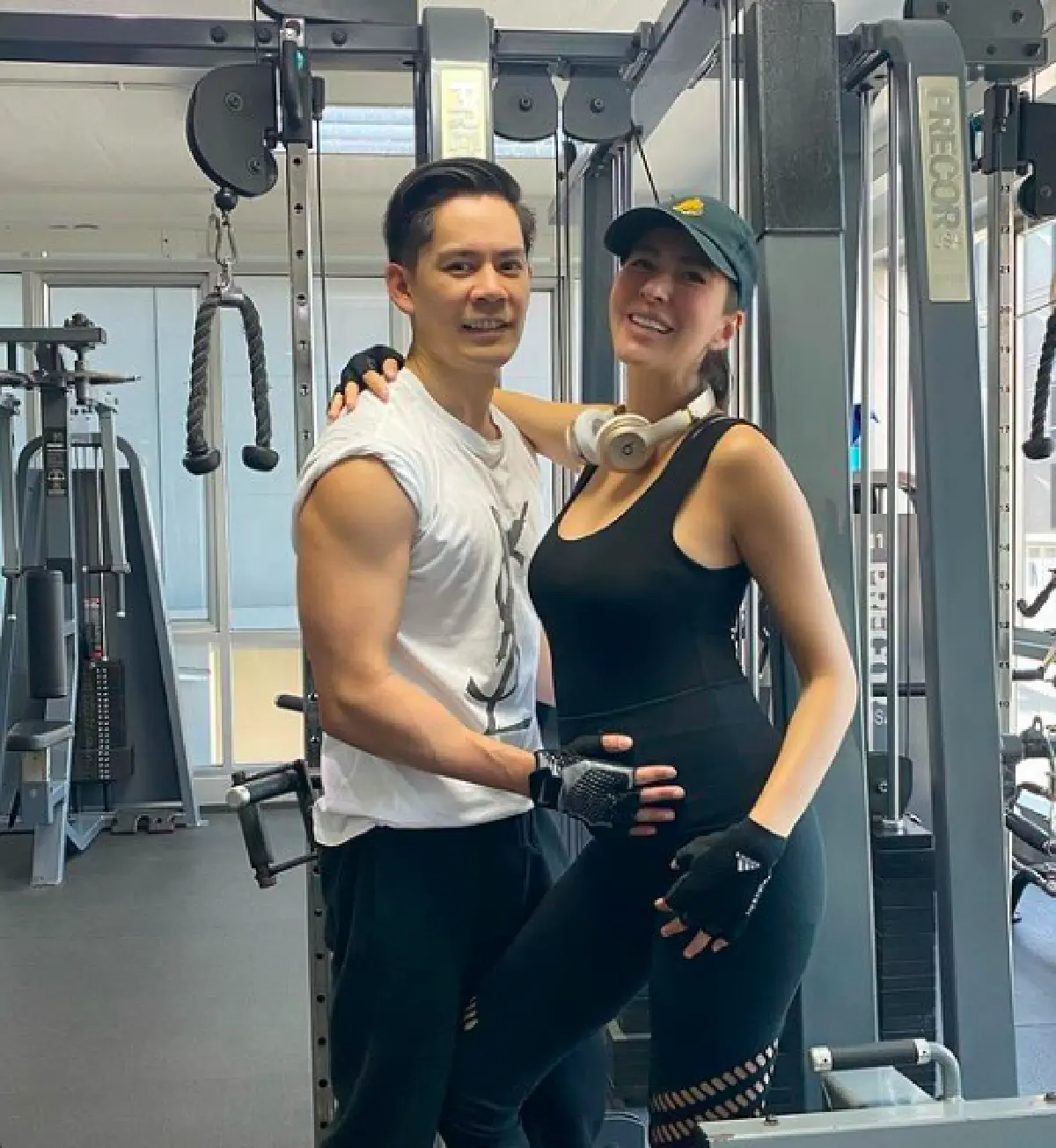 “ศรีริต้า” อุ้มท้อง 5 เดือนเข้ายิมออกกำลัง โชว์ท้องเนียนๆ มีสามีจุ๊บให้กำลังใจ